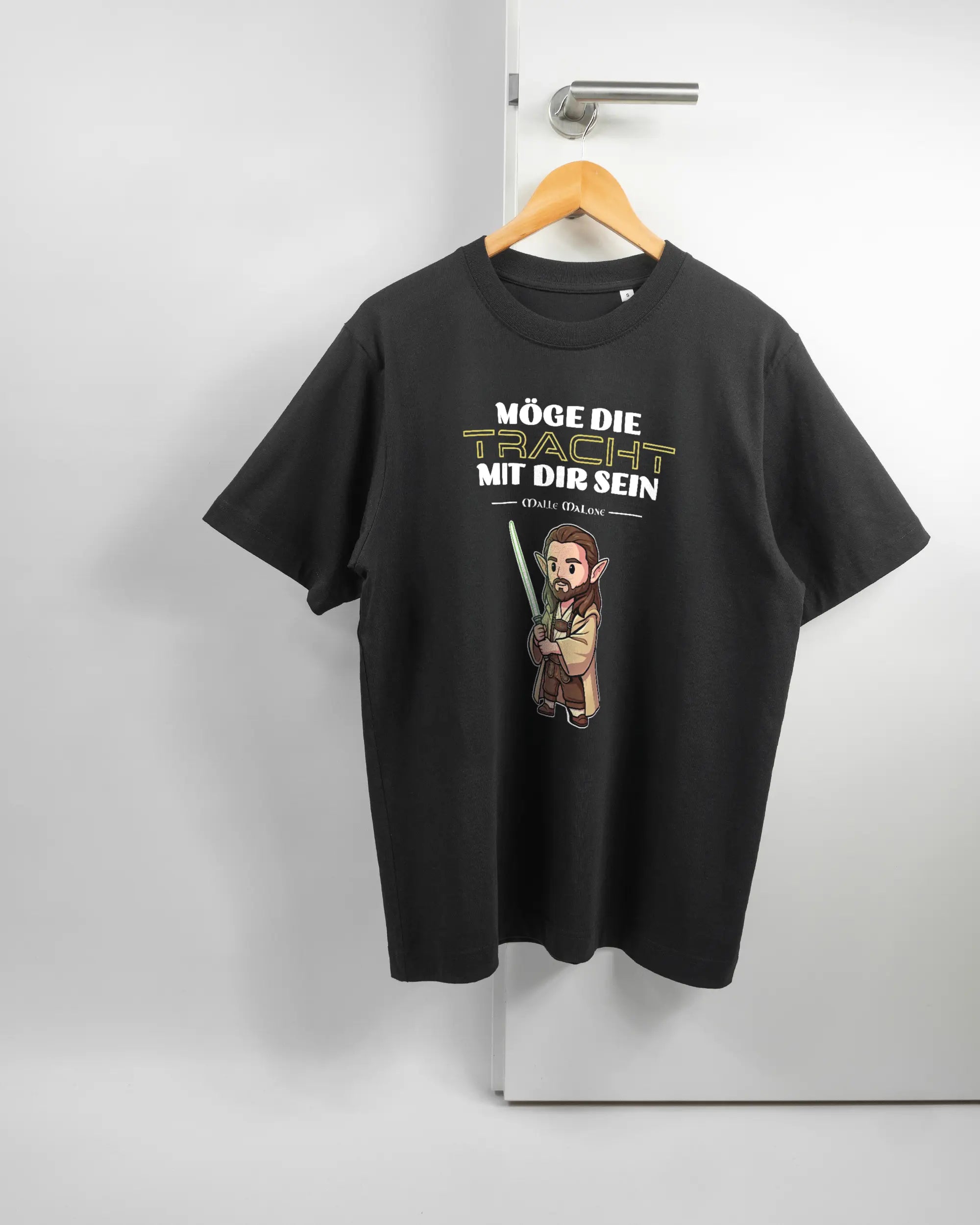 Vorderseite des Organic Unisex T-Shirt Heavy Oversized von Maondo mit dem Design Tracht mit dir in der Farbe Black und in der Größe S auf einem Bügel an der Türklinke aufgehängt