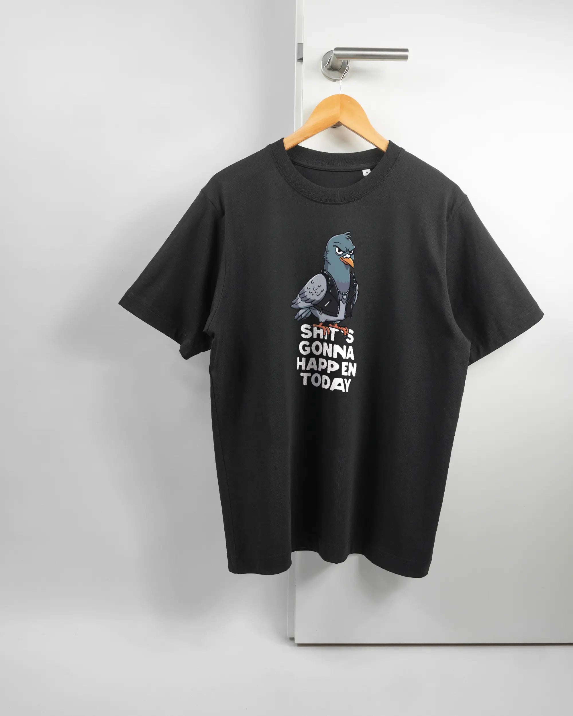 Vorderseite des Organic Unisex T-Shirt Heavy Oversized von Maondo mit dem Design Pigeon Pun in der Farbe Black und in der Größe S auf einem Bügel an der Türklinke aufgehängt