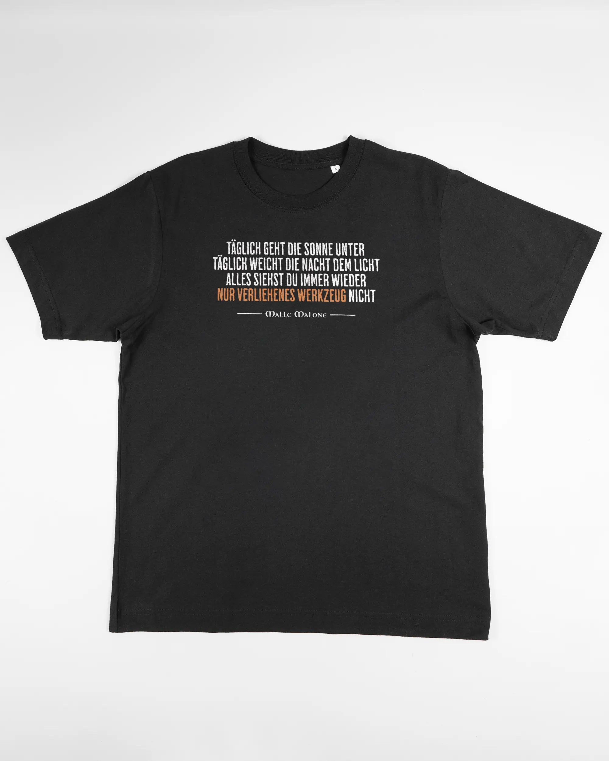 Vorderseite des Organic Unisex T-Shirt Heavy Oversized von Maondo mit dem Design Wegzeug in der Farbe Black und in der Größe S flach auf den Boden gelegt