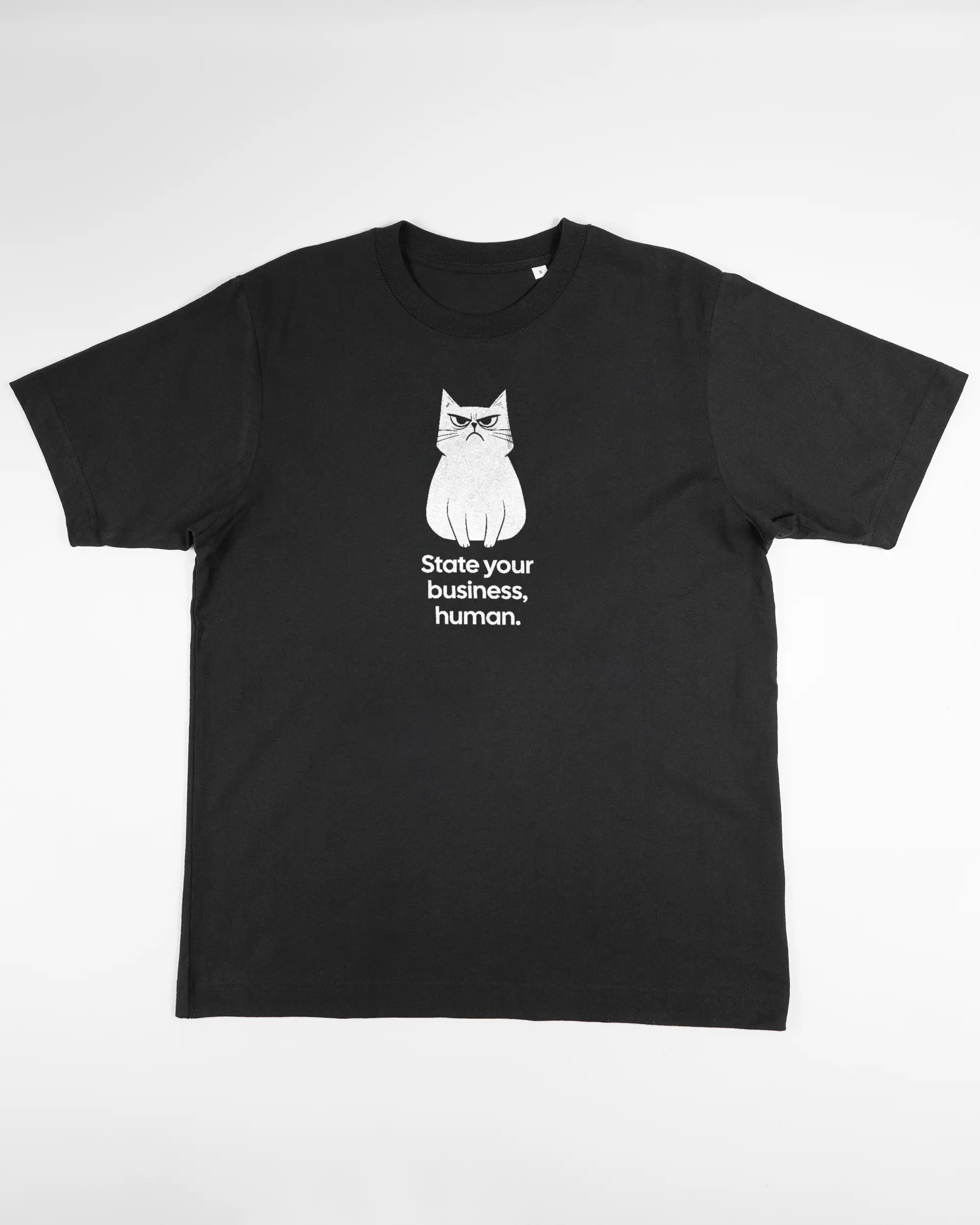Vorderseite des Organic Unisex T-Shirt Heavy Oversized von Maondo mit dem Design Grumpy Purr in der Farbe Black und in der Größe S flach auf den Boden gelegt