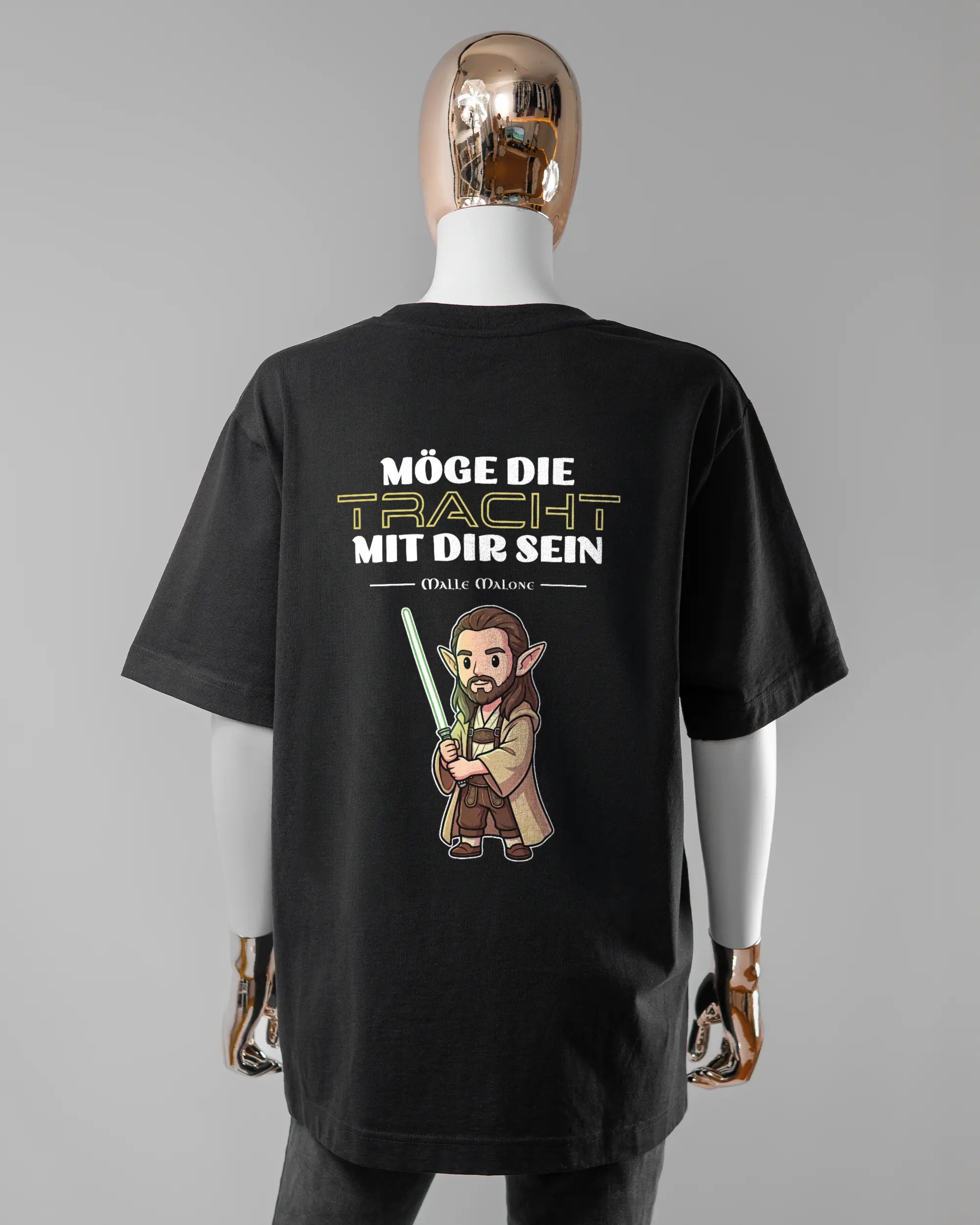 Rückseite des Organic Unisex T-Shirt Heavy Oversized von Maondo mit dem Design Tracht mit dir in der Farbe Black und in der Größe S getragen von einer femininen Puppe