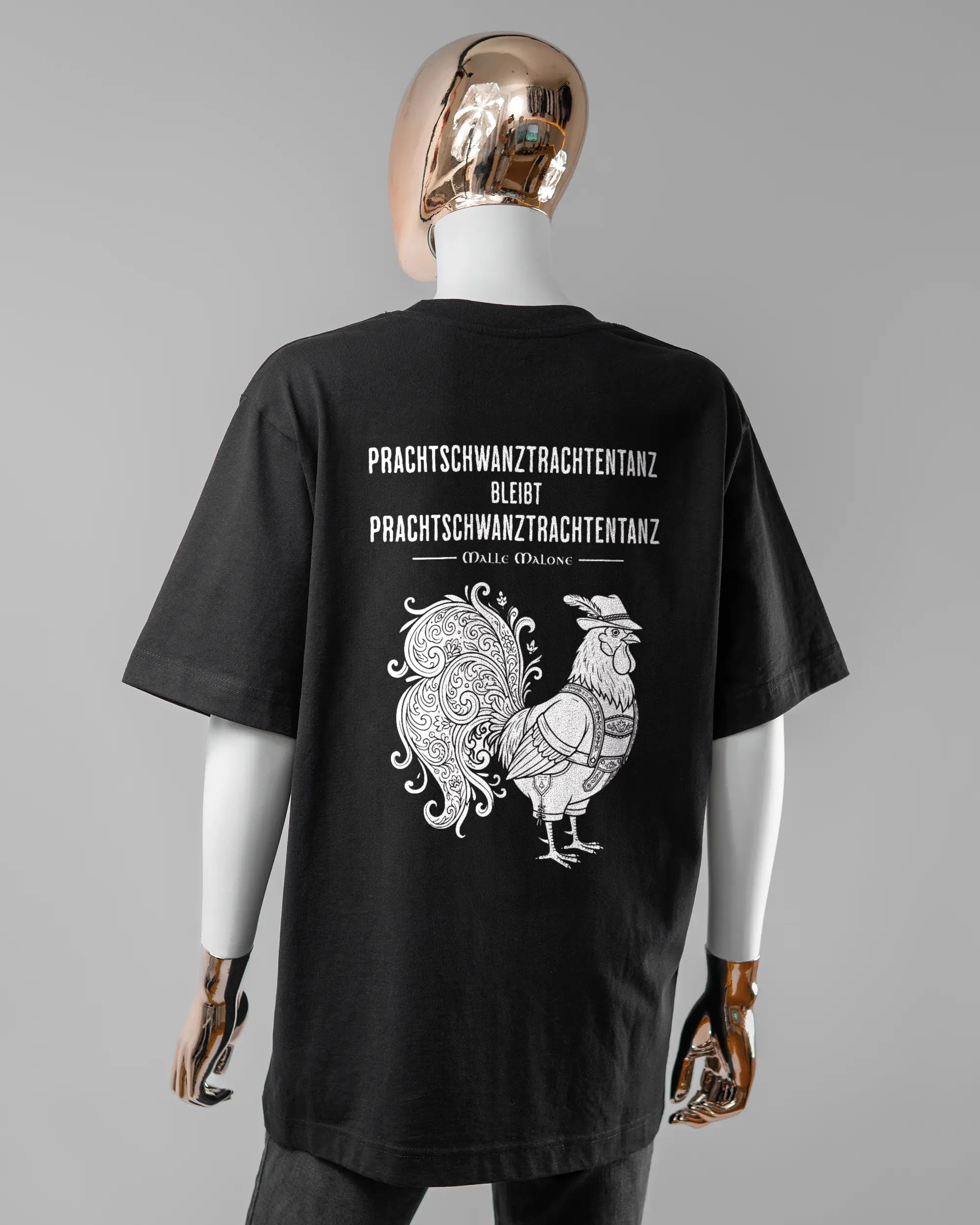 Rückseite des Organic Unisex T-Shirt Heavy Oversized von Maondo mit dem Design Trachtentanz in der Farbe Black und in der Größe S getragen von einer femininen Puppe
