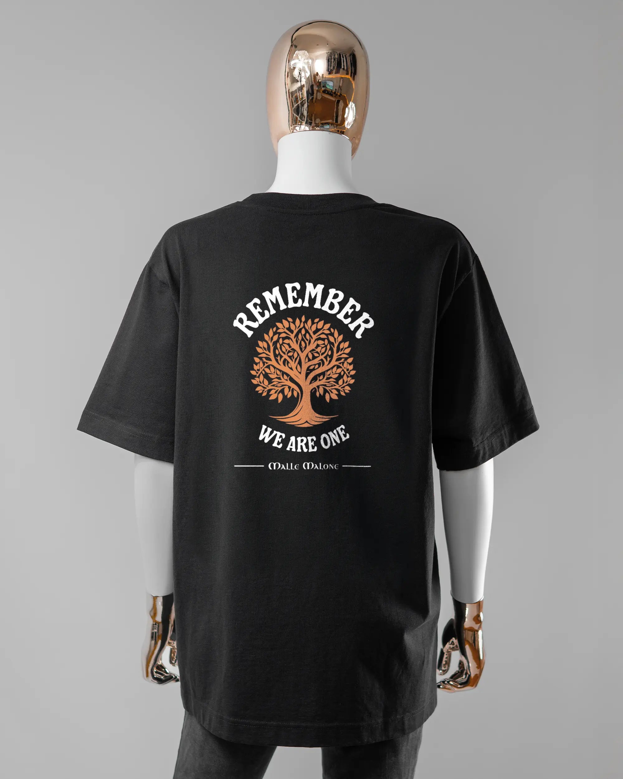 Rückseite des Organic Unisex T-Shirt Heavy Oversized von Maondo mit dem Design We are one in der Farbe Black und in der Größe S getragen von einer femininen Puppe