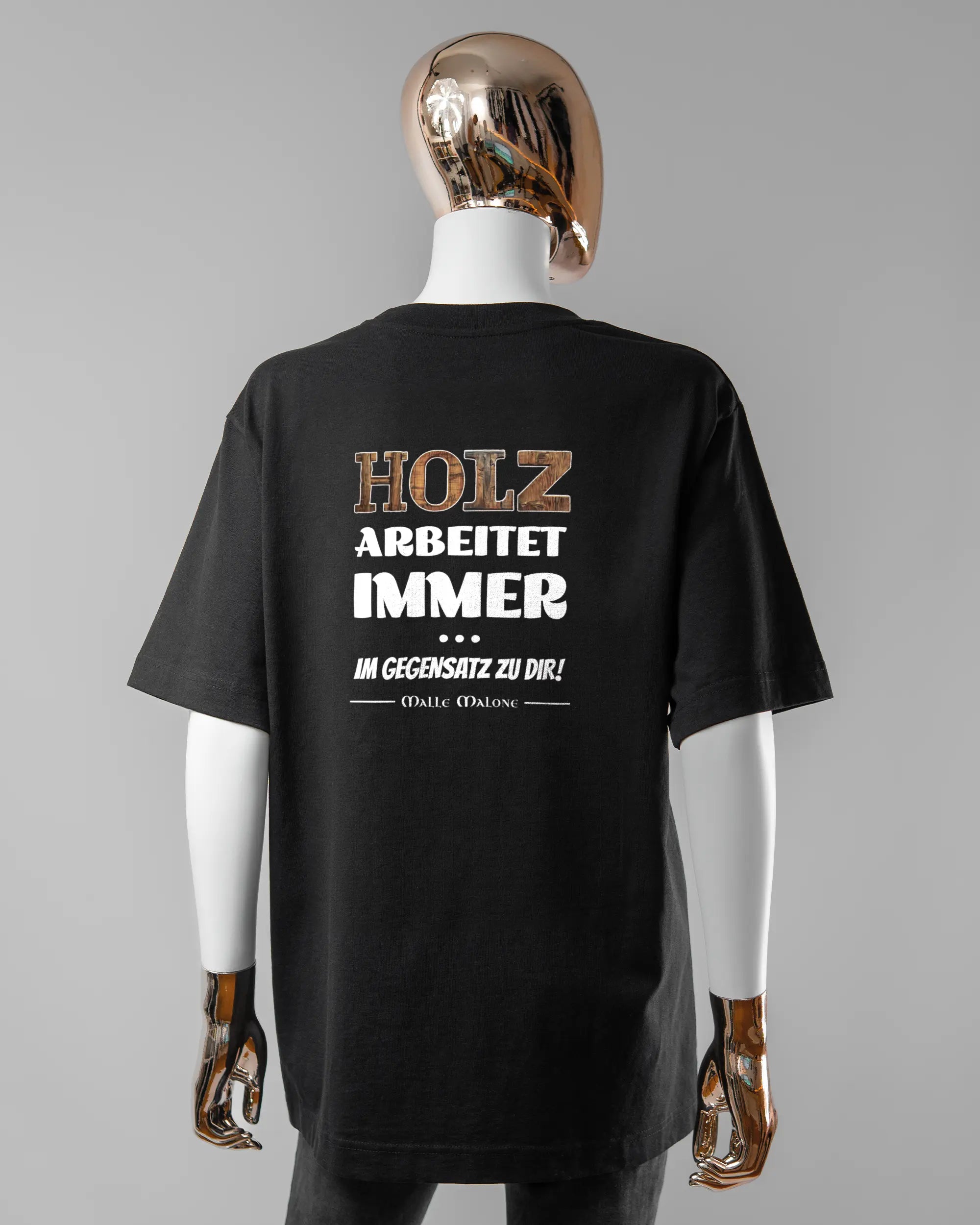 Rückseite des Organic Unisex T-Shirt Heavy Oversized von Maondo mit dem Design Holzarbeit in der Farbe Black und in der Größe S getragen von einer femininen Puppe