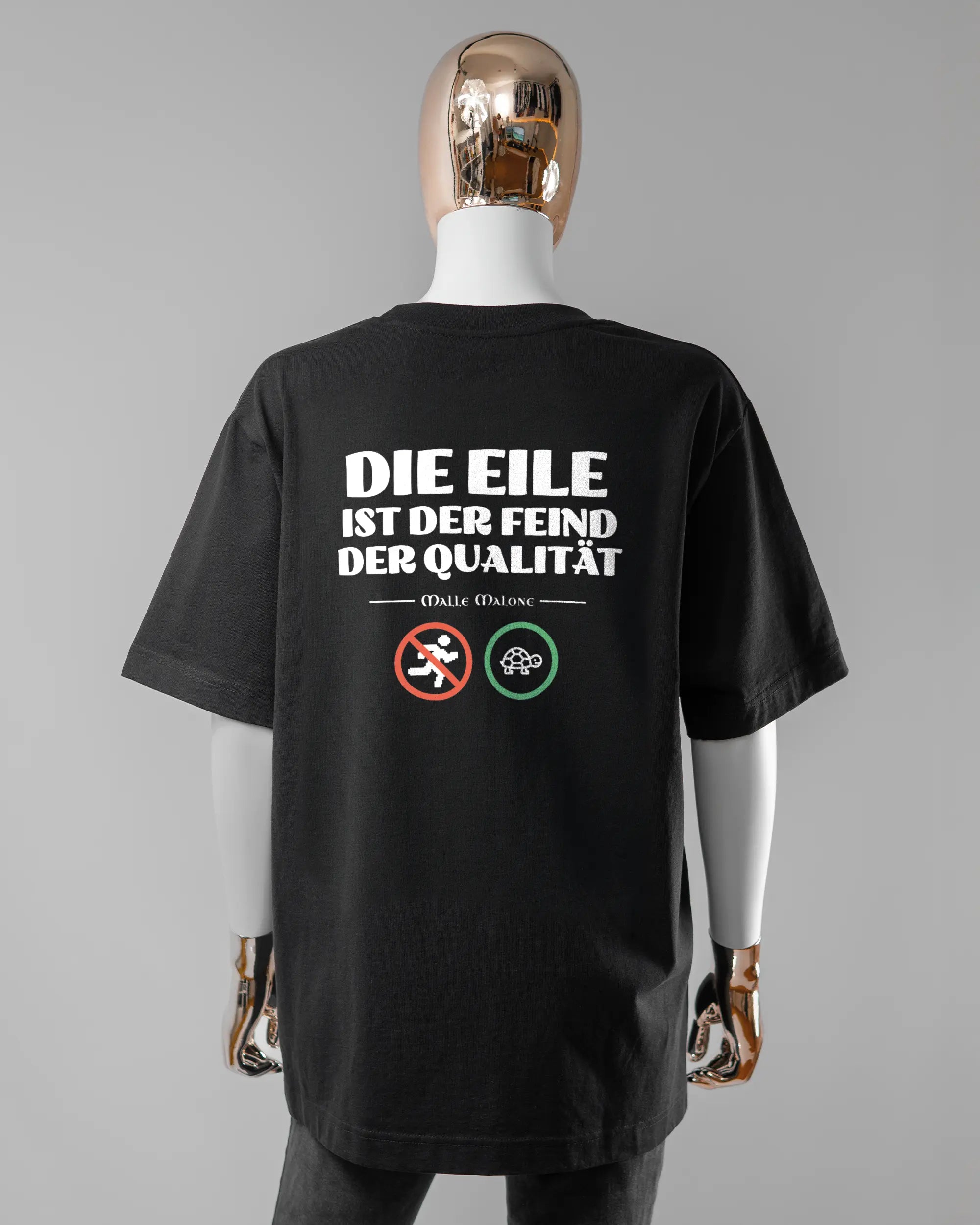Rückseite des Organic Unisex T-Shirt Heavy Oversized von Maondo mit dem Design Keine Eile in der Farbe Black und in der Größe S getragen von einer femininen Puppe