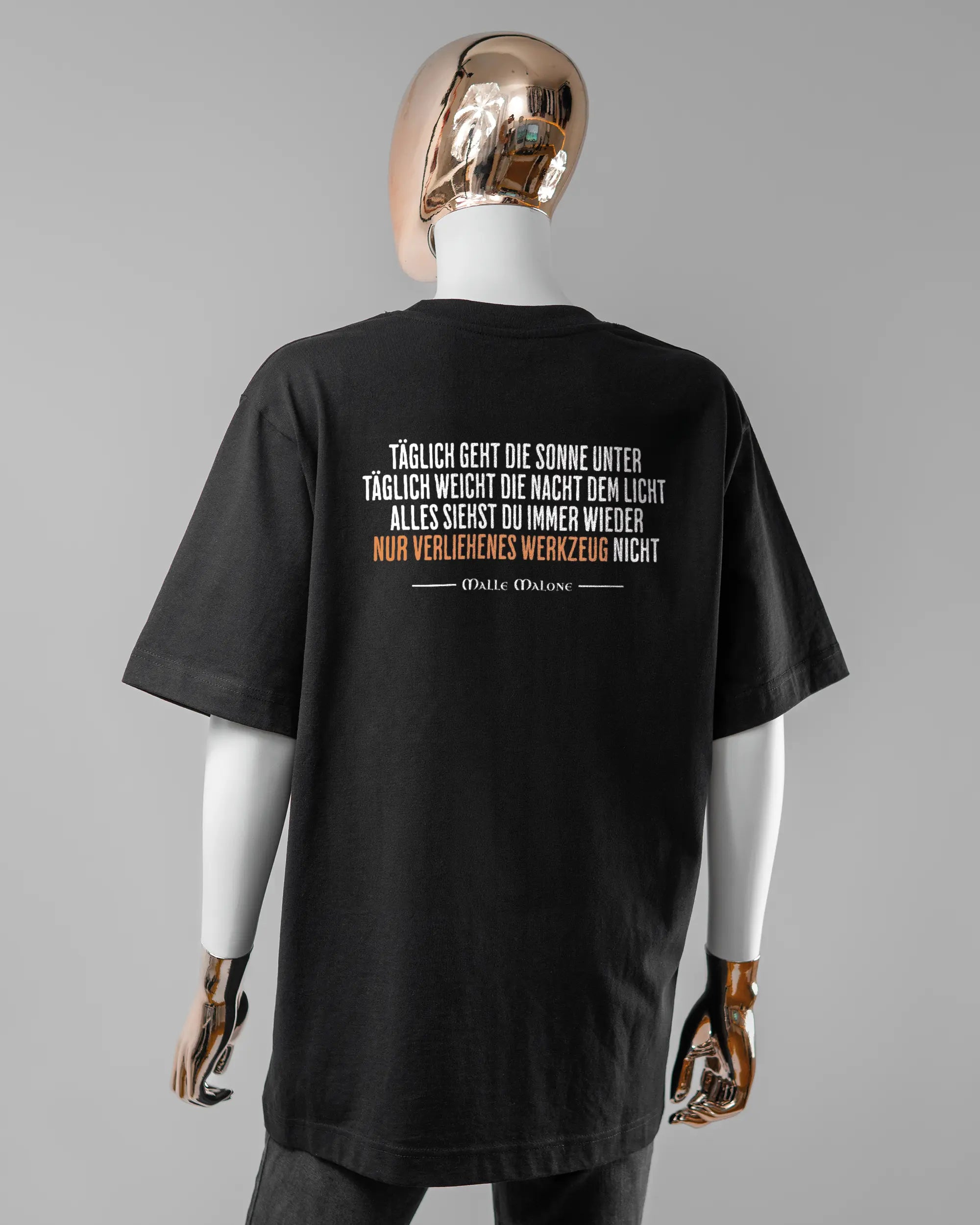 Rückseite des Organic Unisex T-Shirt Heavy Oversized von Maondo mit dem Design Wegzeug in der Farbe Black und in der Größe S getragen von einer femininen Puppe