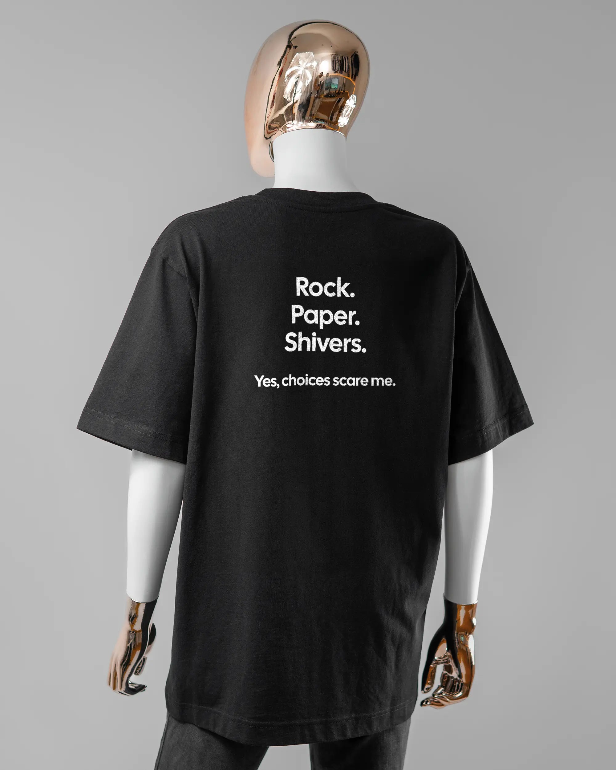 Rückseite des Organic Unisex T-Shirt Heavy Oversized von Maondo mit dem Design Rock Paper Shivers in der Farbe Black und in der Größe S getragen von einer femininen Puppe