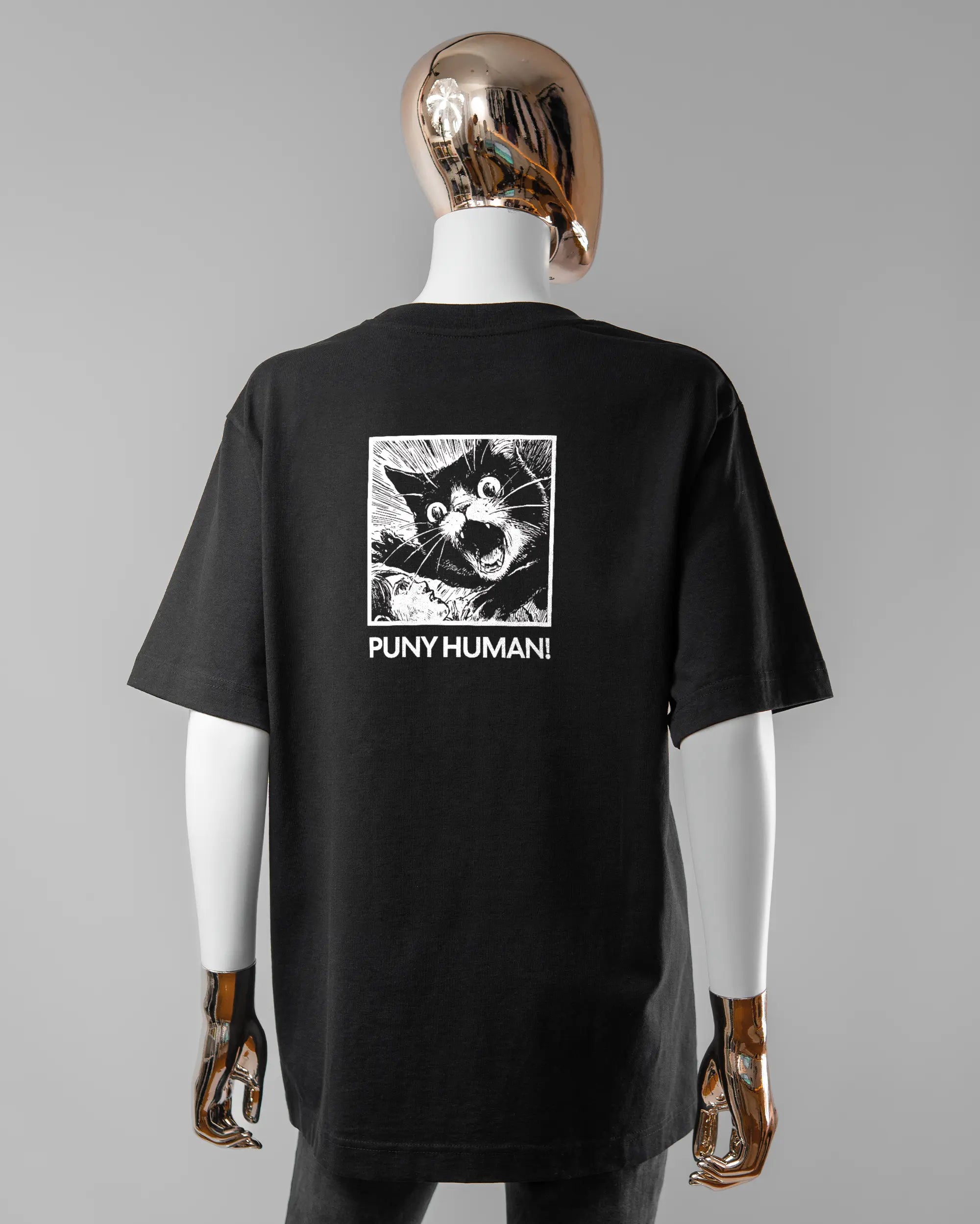 Rückseite des Organic Unisex T-Shirt Heavy Oversized von Maondo mit dem Design Puny Human in der Farbe Black und in der Größe S getragen von einer femininen Puppe