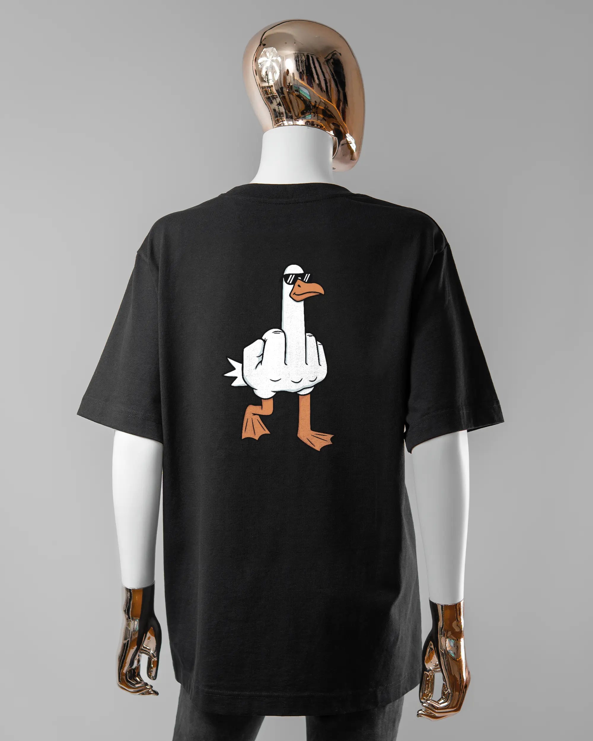 Rückseite des Organic Unisex T-Shirt Heavy Oversized von Maondo mit dem Design I give a duck in der Farbe Black und in der Größe S getragen von einer femininen Puppe