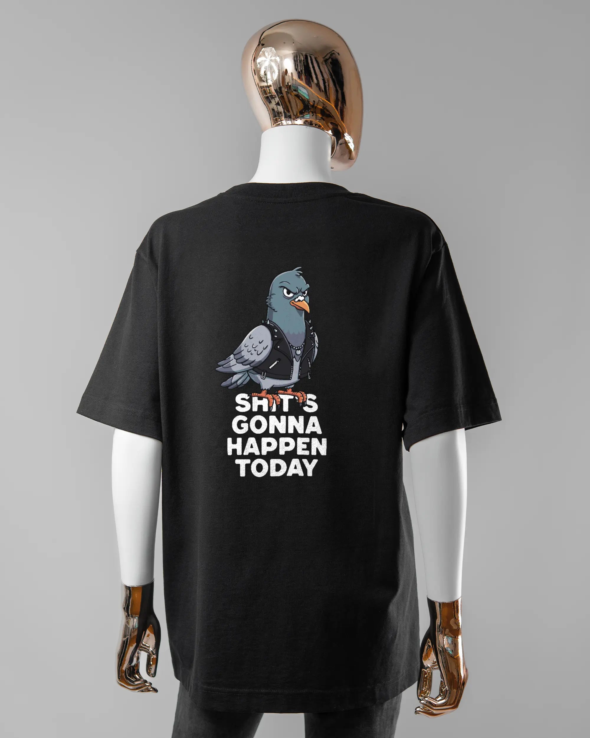 Rückseite des Organic Unisex T-Shirt Heavy Oversized von Maondo mit dem Design Pigeon Pun in der Farbe Black und in der Größe S getragen von einer femininen Puppe