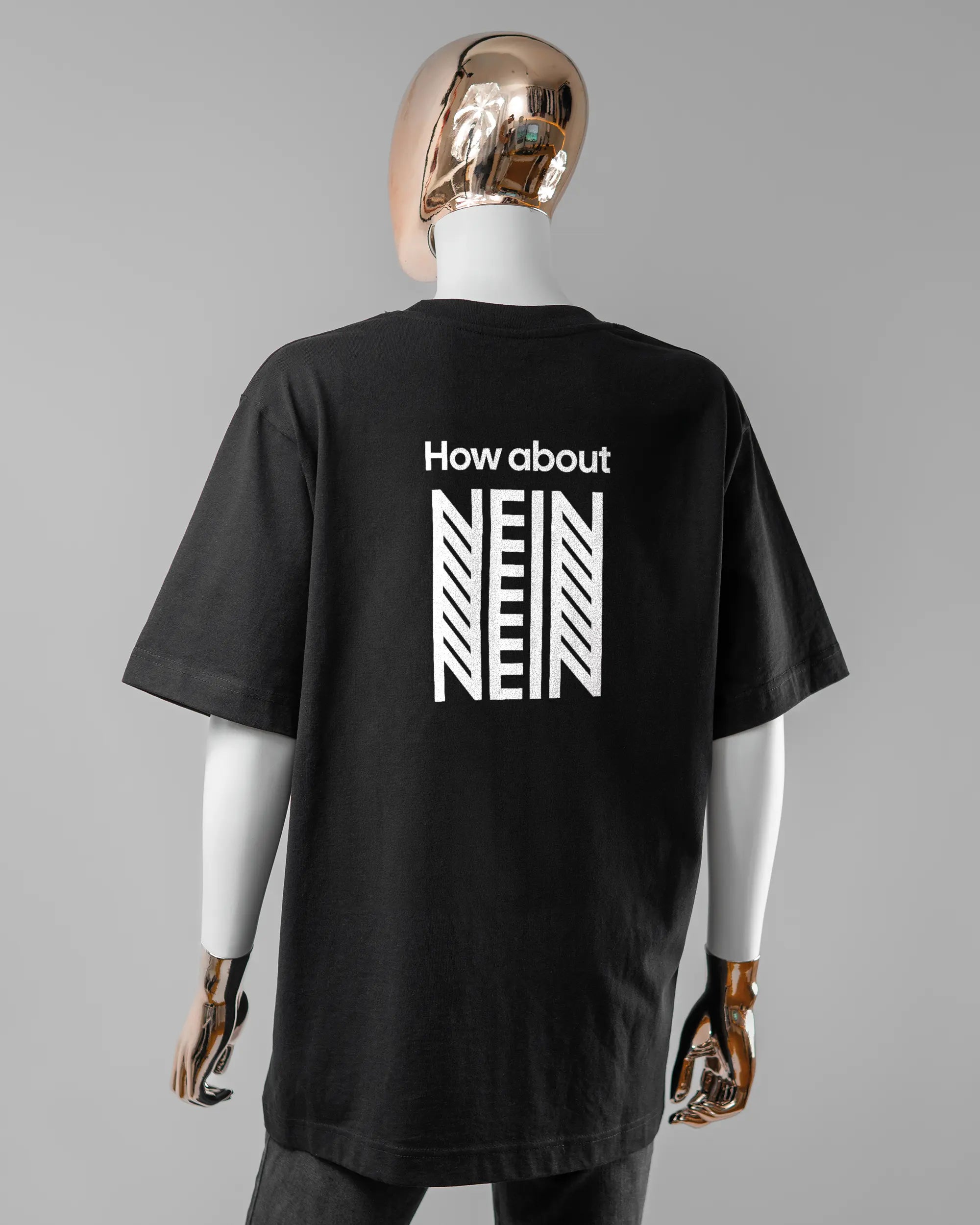 Rückseite des Organic Unisex T-Shirt Heavy Oversized von Maondo mit dem Design How about nein in der Farbe Black und in der Größe S getragen von einer femininen Puppe