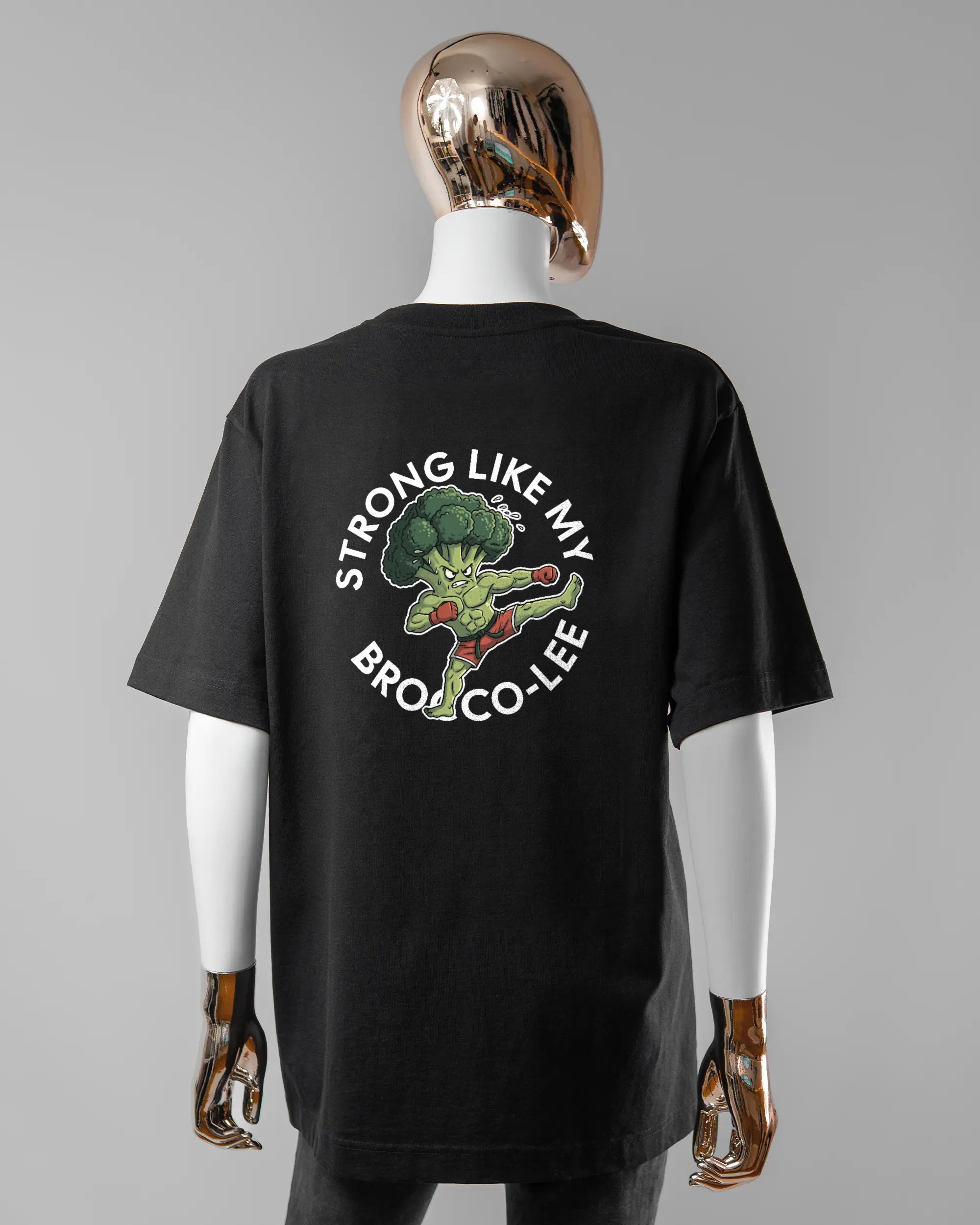 Rückseite des Organic Unisex T-Shirt Heavy Oversized von Maondo mit dem Design Brocco-Lee in der Farbe Black und in der Größe S getragen von einer femininen Puppe