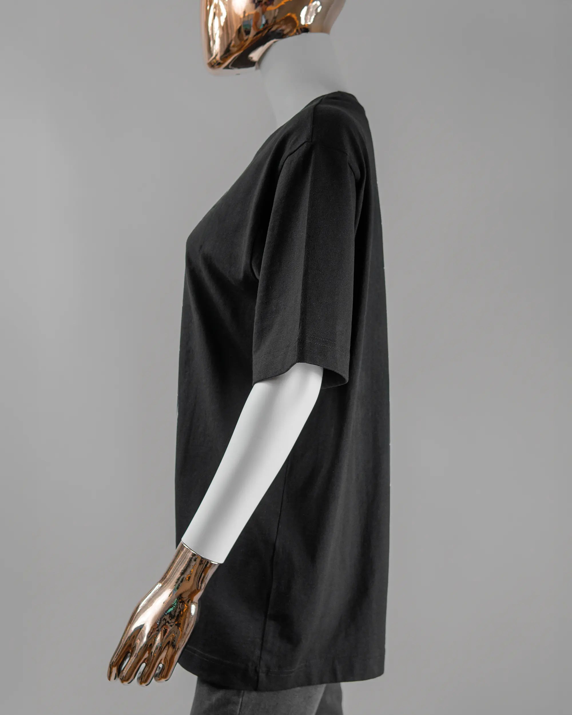 Seitenansicht des Organic Unisex T-Shirt Heavy Oversized von Maondo mit dem Design I give a duck hinten in der Farbe Black und in der Größe S getragen von einer femininen Puppe