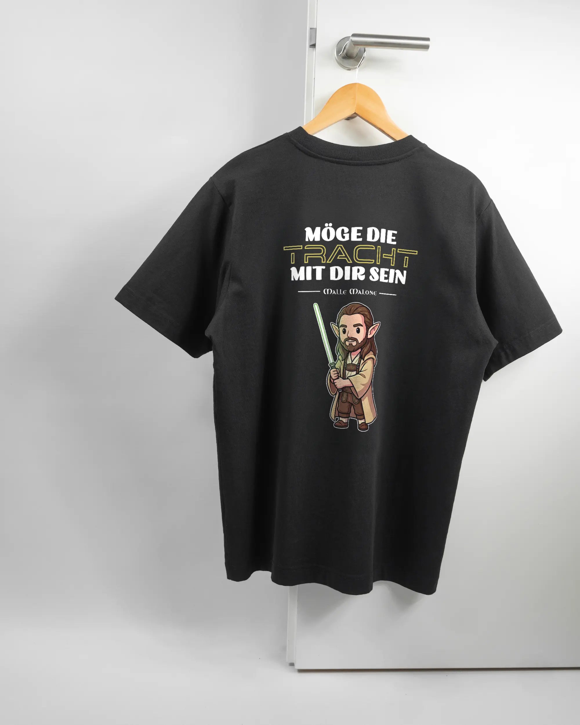Rückseite des Organic Unisex T-Shirt Heavy Oversized von Maondo mit dem Design Tracht mit dir in der Farbe Black und in der Größe S auf einem Bügel an der Türklinke aufgehängt