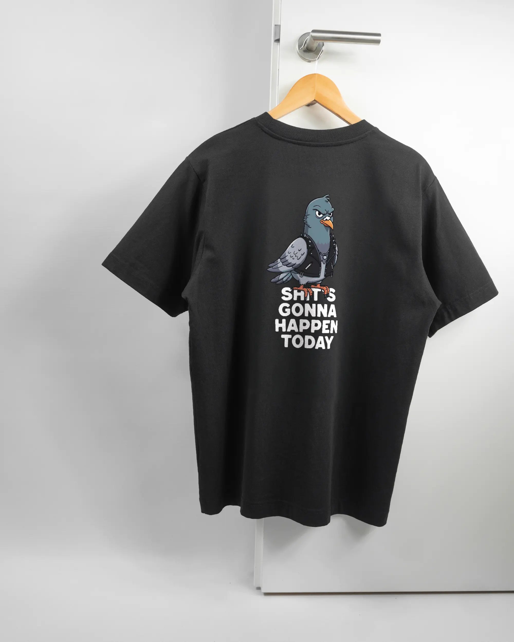 Rückseite des Organic Unisex T-Shirt Heavy Oversized von Maondo mit dem Design Pigeon Pun in der Farbe Black und in der Größe S auf einem Bügel an der Türklinke aufgehängt