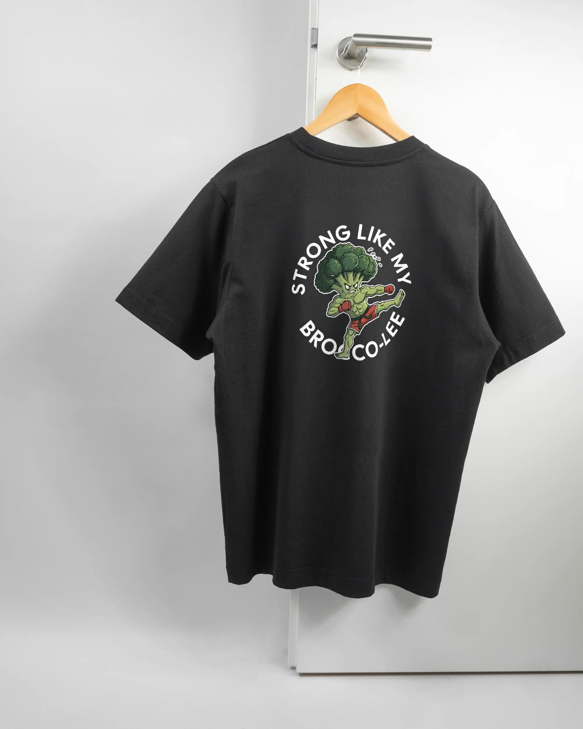 Rückseite des Organic Unisex T-Shirt Heavy Oversized von Maondo mit dem Design Brocco-Lee in der Farbe Black und in der Größe S auf einem Bügel an der Türklinke aufgehängt