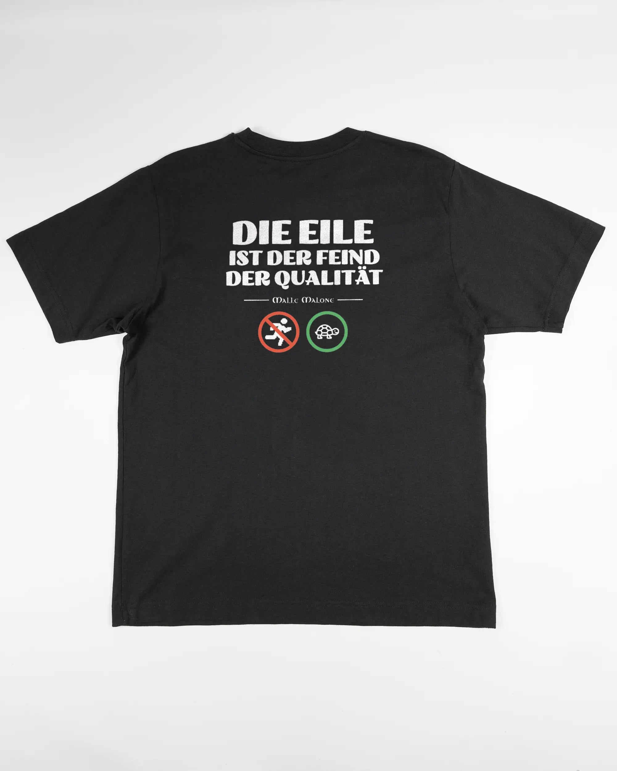 Rückseite des Organic Unisex T-Shirt Heavy Oversized von Maondo mit dem Design Keine Eile in der Farbe Black und in der Größe S flach auf den Boden gelegt