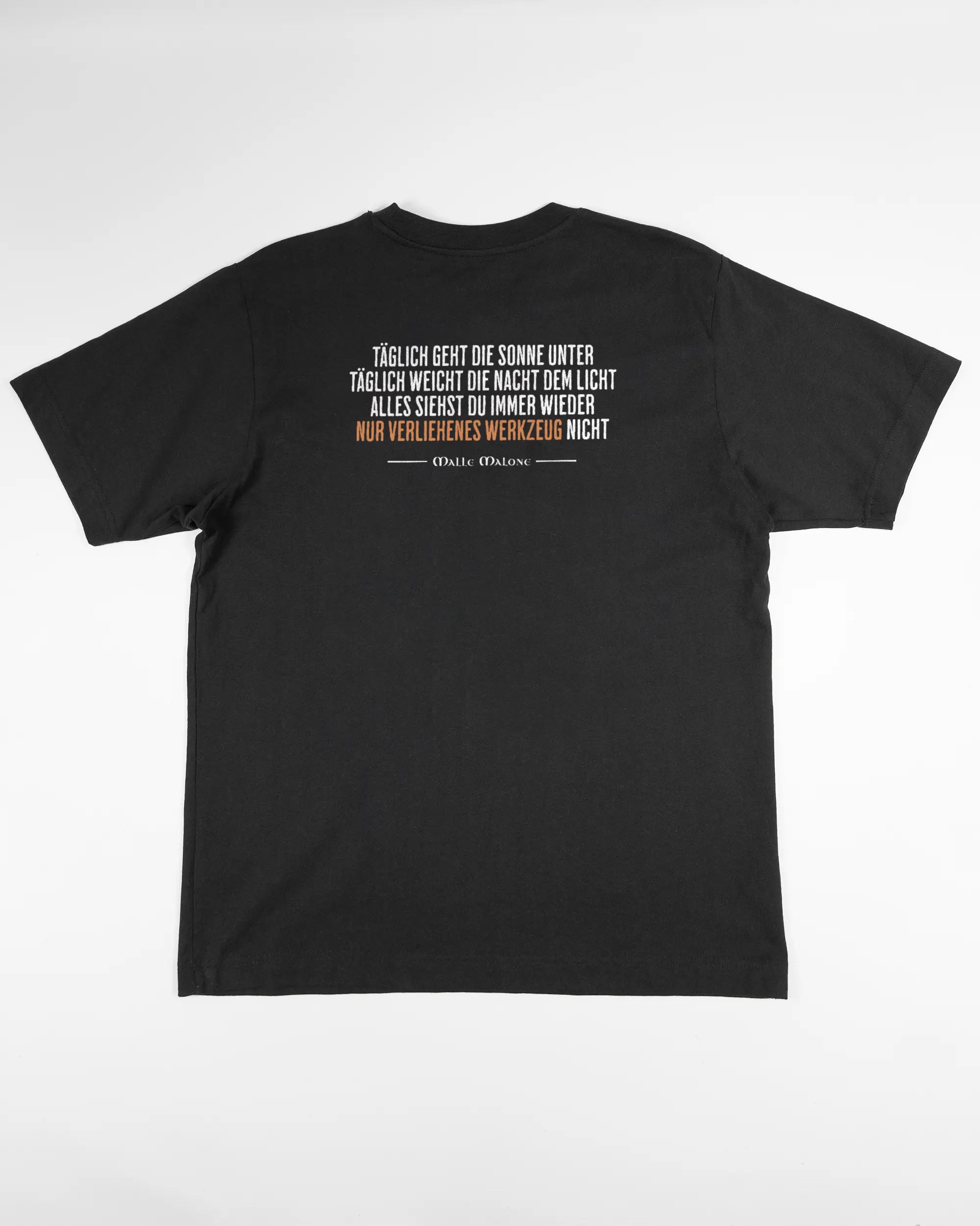 Rückseite des Organic Unisex T-Shirt Heavy Oversized von Maondo mit dem Design Wegzeug in der Farbe Black und in der Größe S flach auf den Boden gelegt