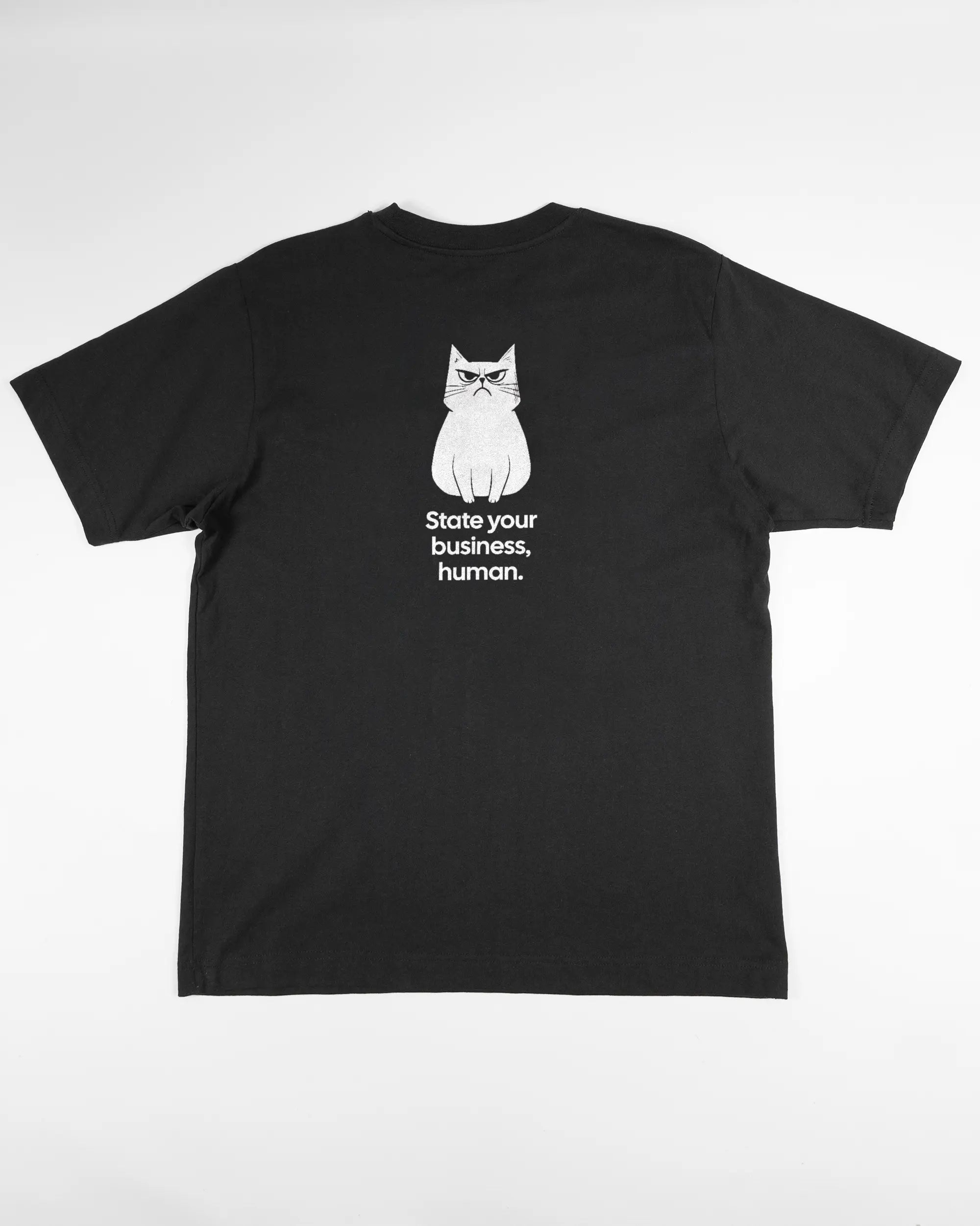 Rückseite des Organic Unisex T-Shirt Heavy Oversized von Maondo mit dem Design Grumpy Purr in der Farbe Black und in der Größe S flach auf den Boden gelegt