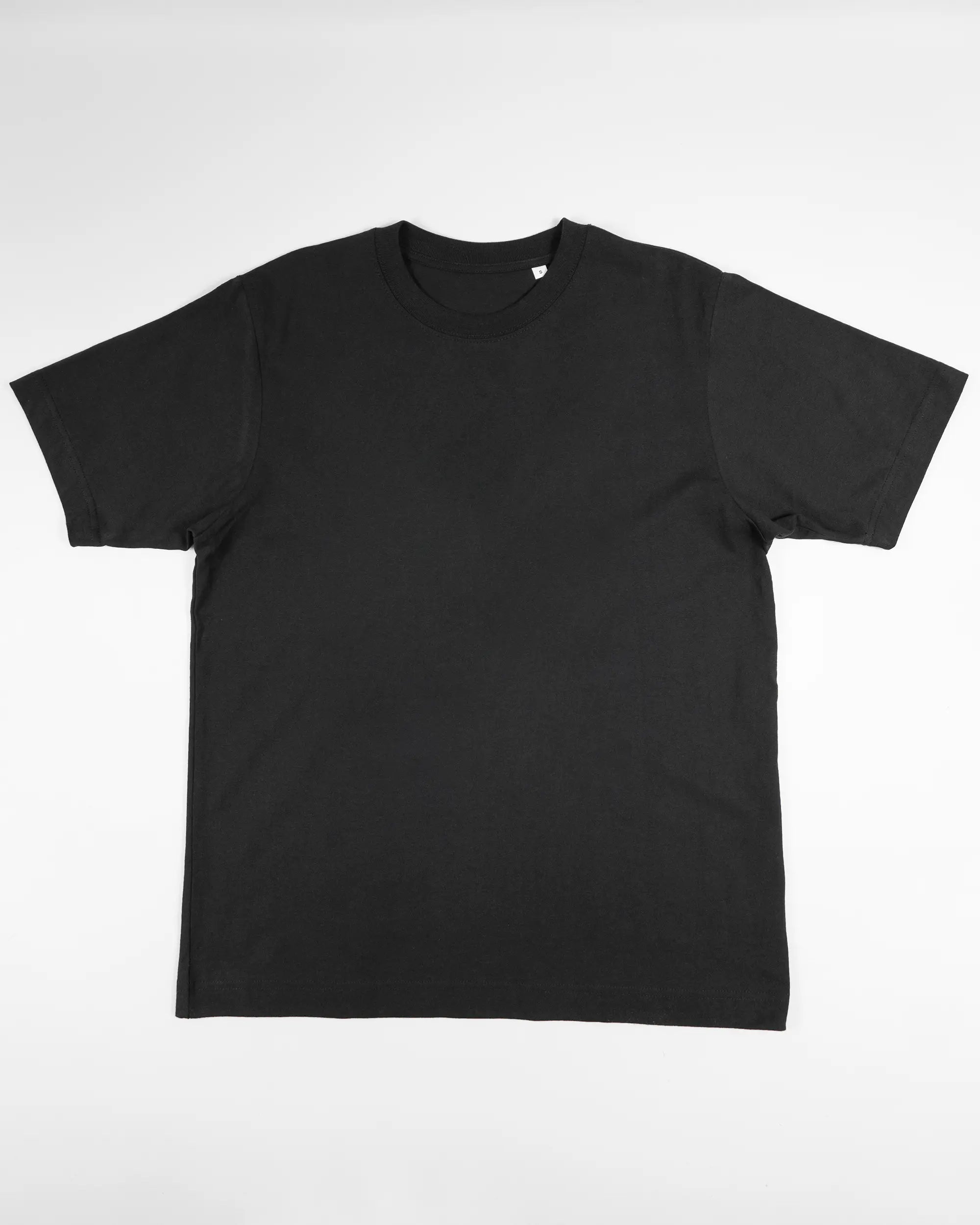 Vorderseite des Organic Unisex T-Shirt Heavy Oversized von Maondo ohne Motiv in der Farbe Black und in der Größe S flach auf den Boden gelegt