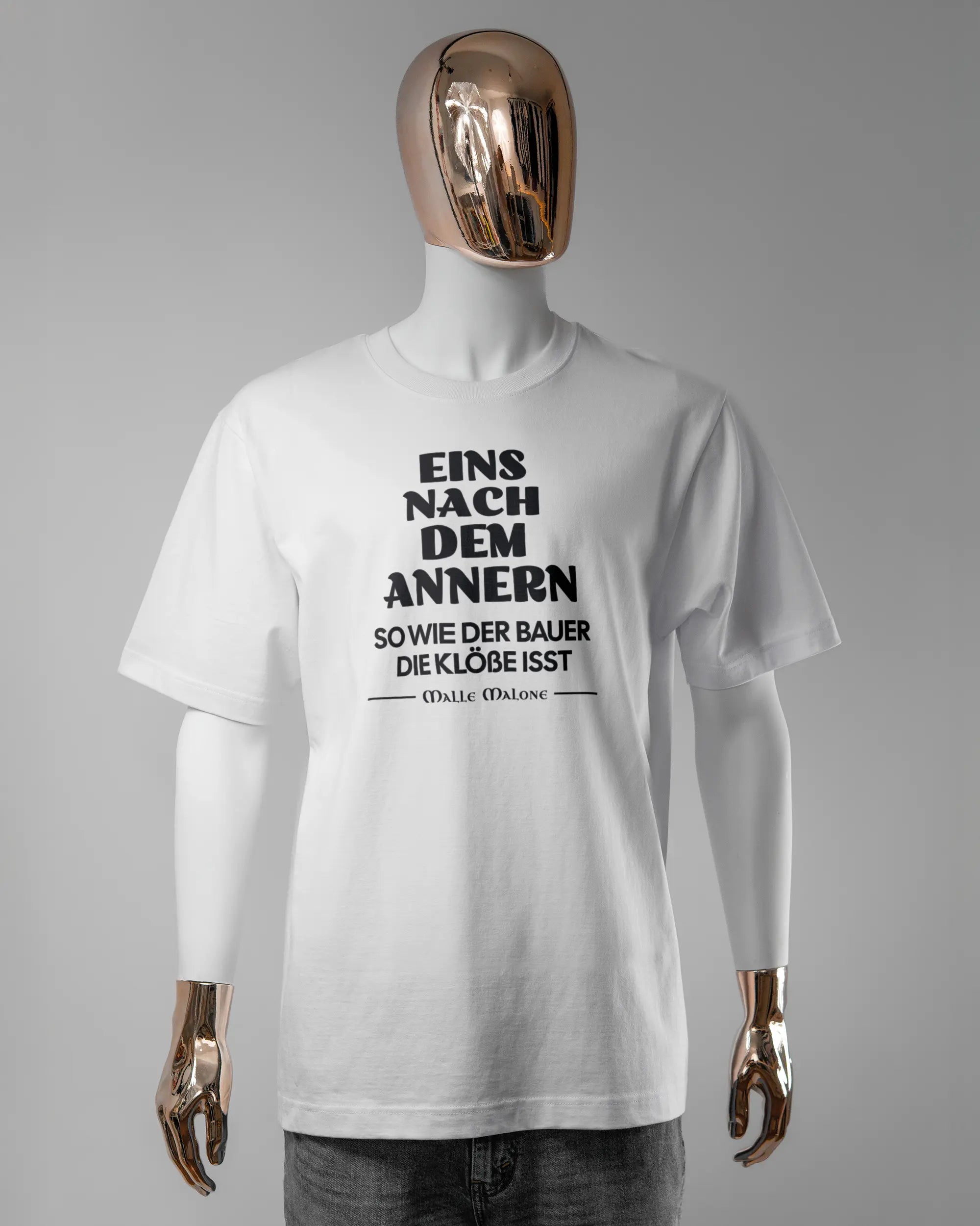 Vorderseite des Organic Unisex T-Shirt Heavy Oversized von Maondo mit dem Design Eins nach dem Annern in der Farbe White und in der Größe L getragen von einer maskulinen Puppe