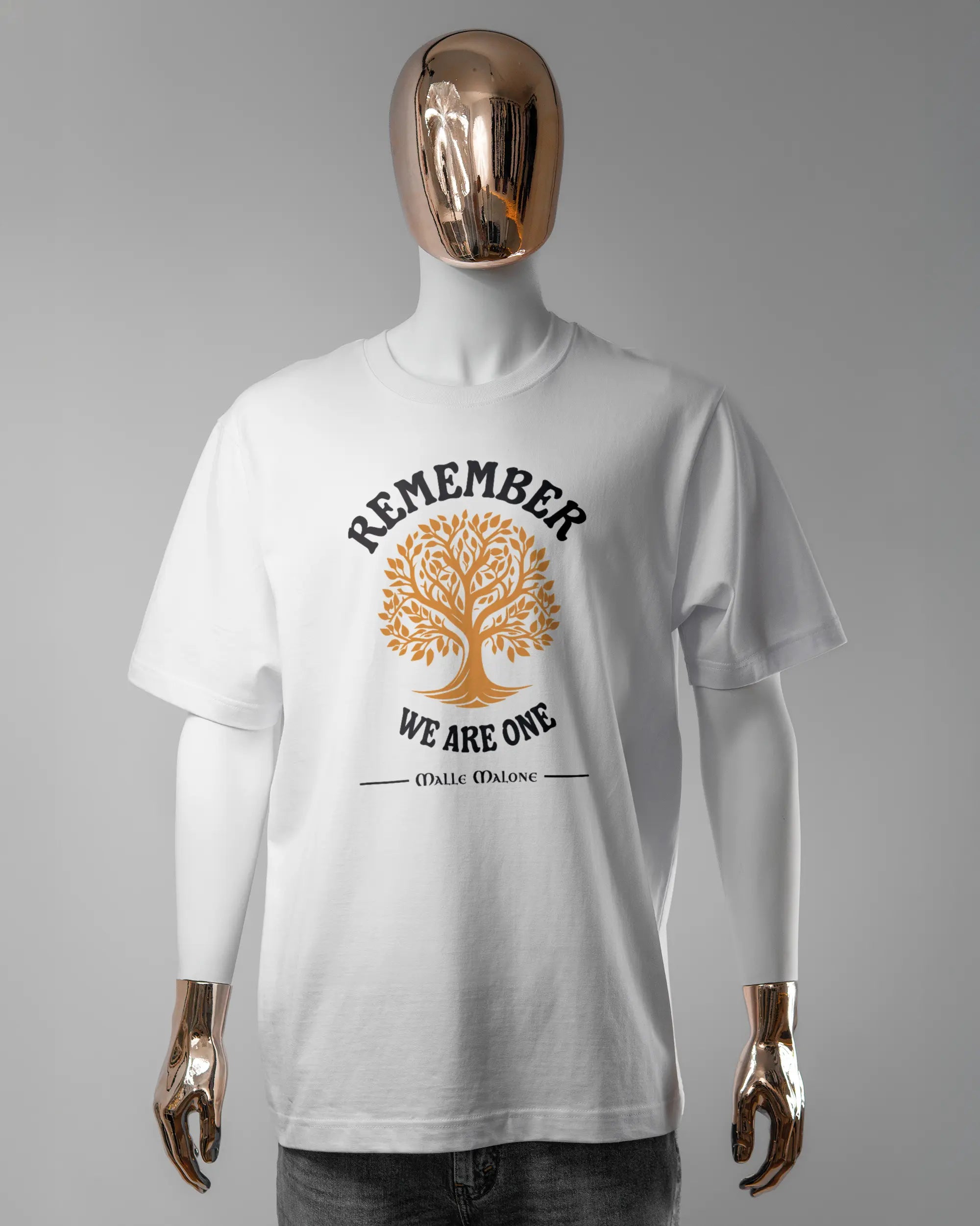 Vorderseite des Organic Unisex T-Shirt Heavy Oversized von Maondo mit dem Design We are one in der Farbe White und in der Größe L getragen von einer maskulinen Puppe