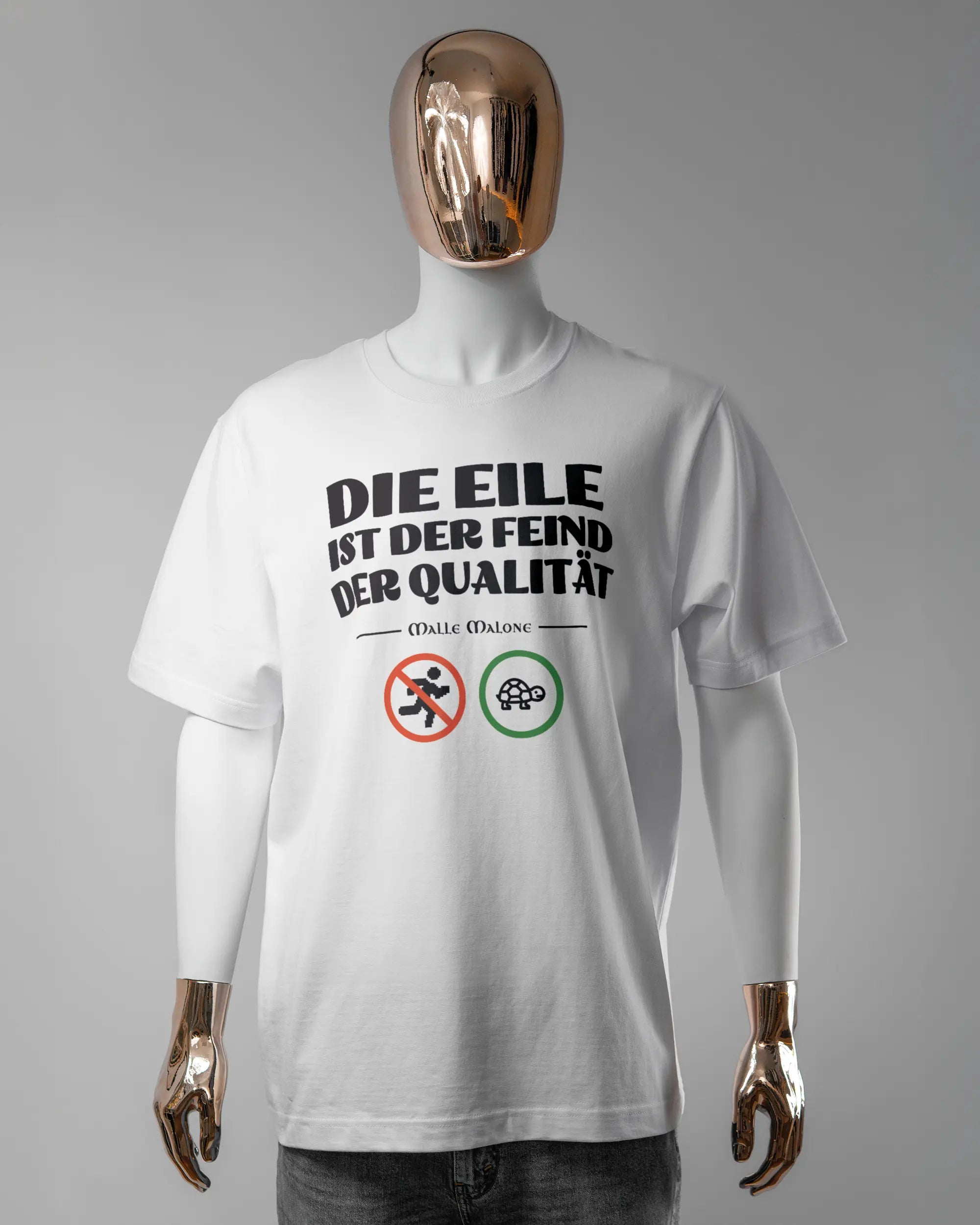 Vorderseite des Organic Unisex T-Shirt Heavy Oversized von Maondo mit dem Design Keine Eile in der Farbe White und in der Größe L getragen von einer maskulinen Puppe