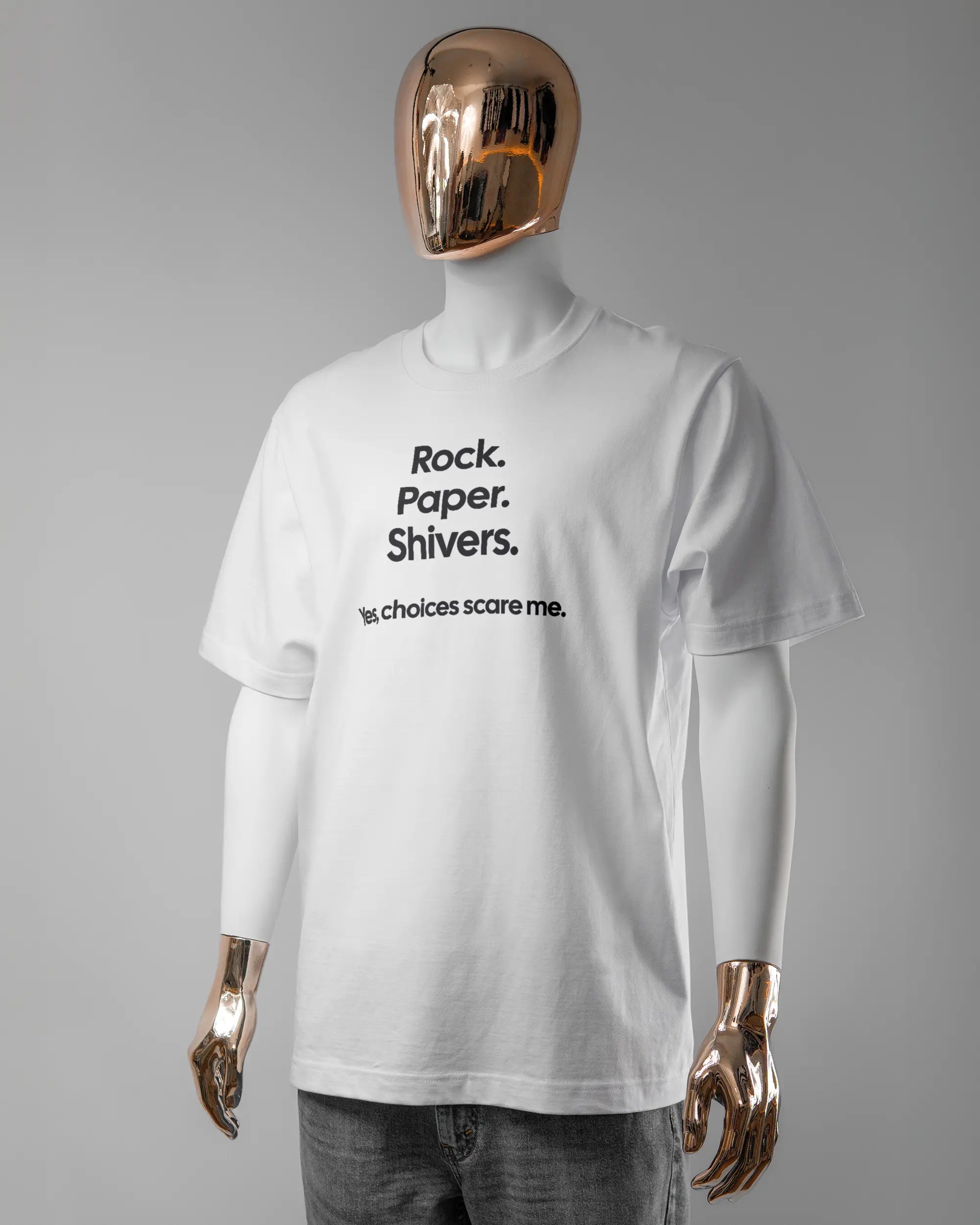 Vorderseite des Organic Unisex T-Shirt Heavy Oversized von Maondo mit dem Design Rock Paper Shivers in der Farbe White und in der Größe L getragen von einer maskulinen Puppe