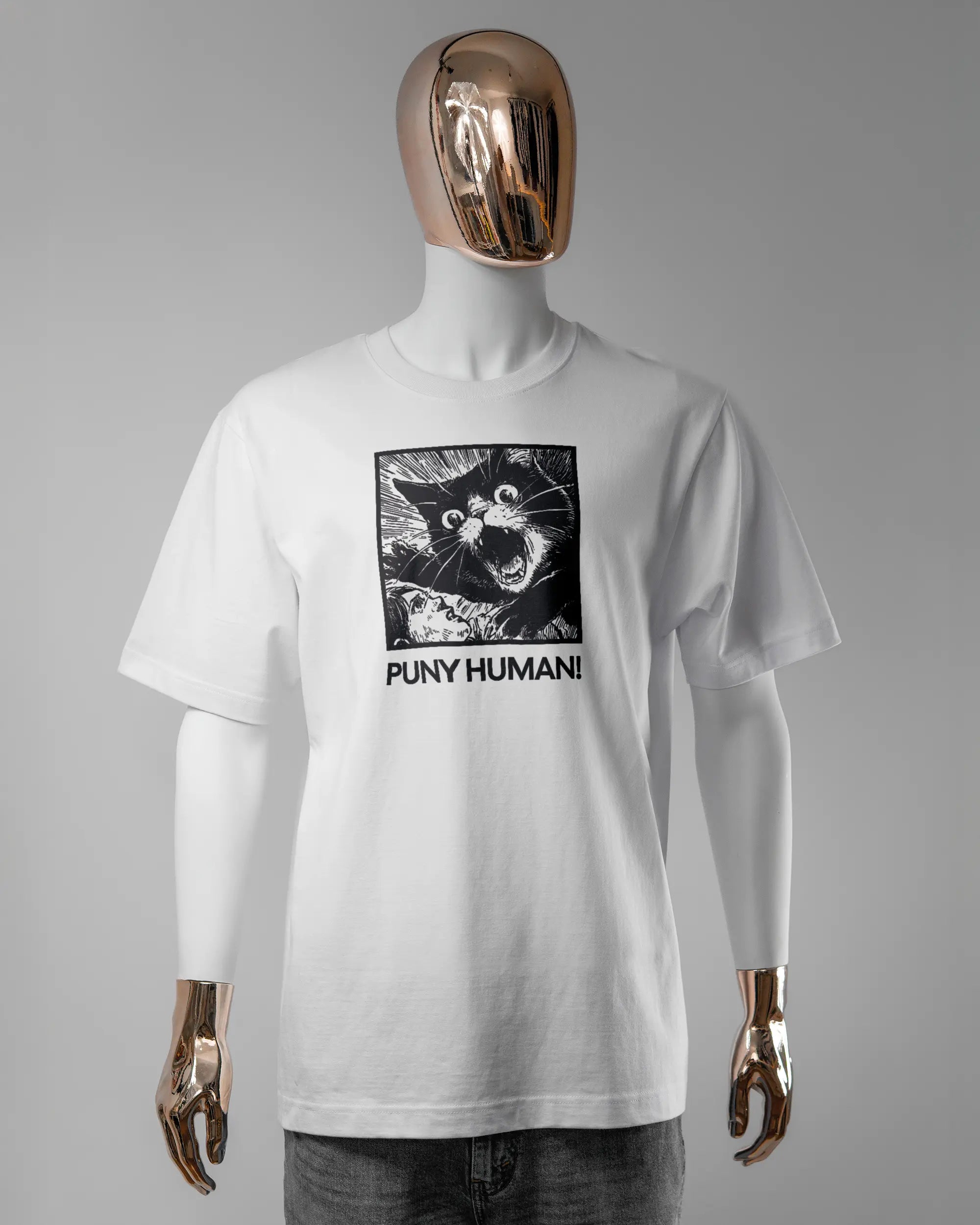 Vorderseite des Organic Unisex T-Shirt Heavy Oversized von Maondo mit dem Design Puny Human in der Farbe White und in der Größe L getragen von einer maskulinen Puppe