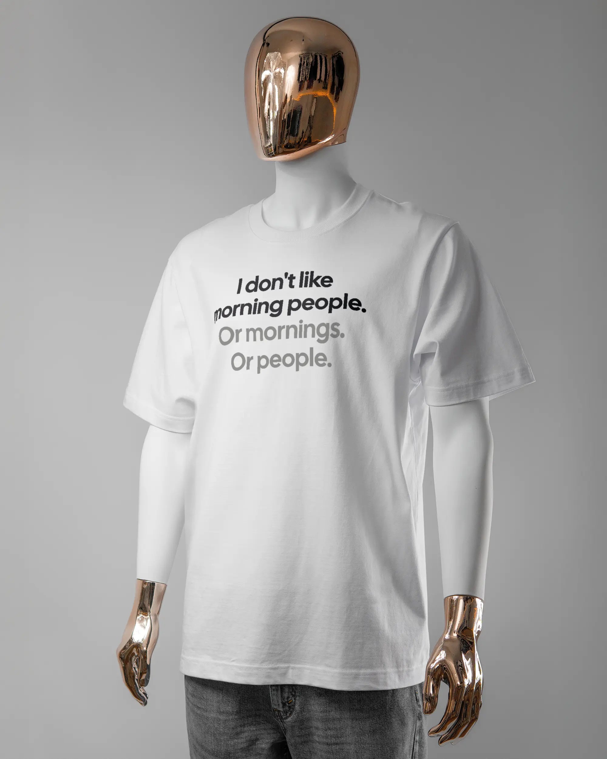 Vorderseite des Organic Unisex T-Shirt Heavy Oversized von Maondo mit dem Design Morning Person in der Farbe White und in der Größe L getragen von einer maskulinen Puppe