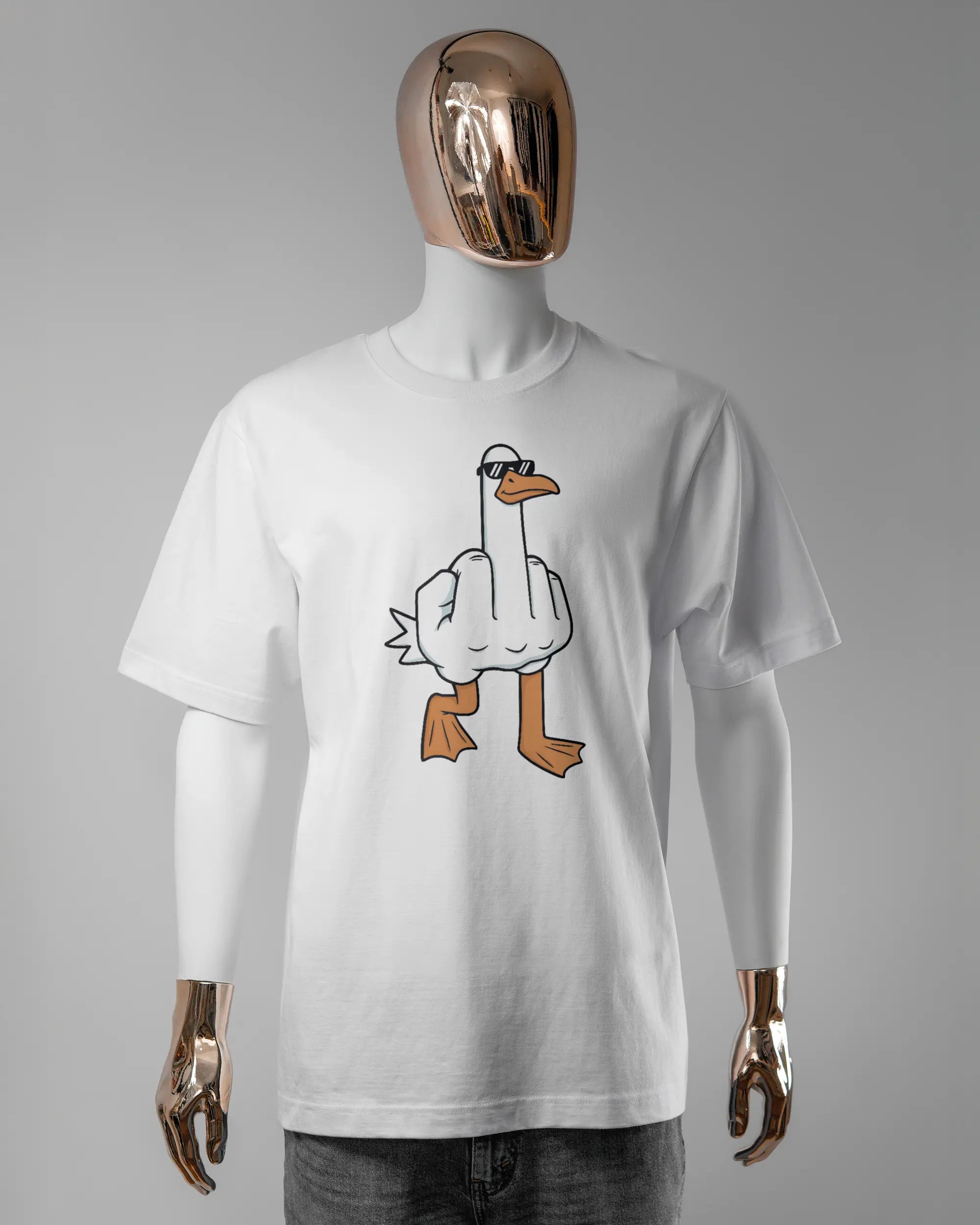 Vorderseite des Organic Unisex T-Shirt Heavy Oversized von Maondo mit dem Design I give a duck in der Farbe White und in der Größe L getragen von einer maskulinen Puppe