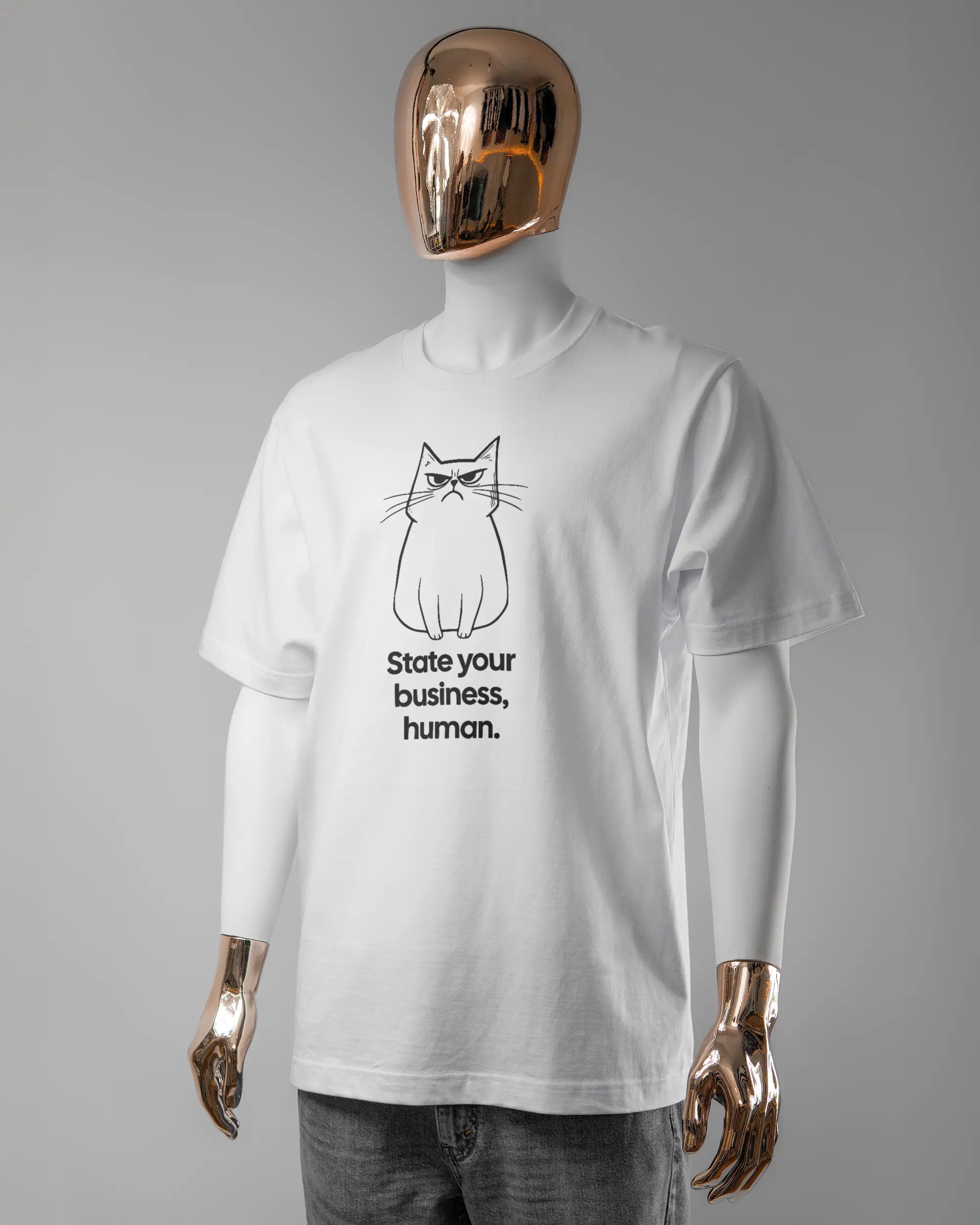 Vorderseite des Organic Unisex T-Shirt Heavy Oversized von Maondo mit dem Design Grumpy Purr in der Farbe White und in der Größe L getragen von einer maskulinen Puppe