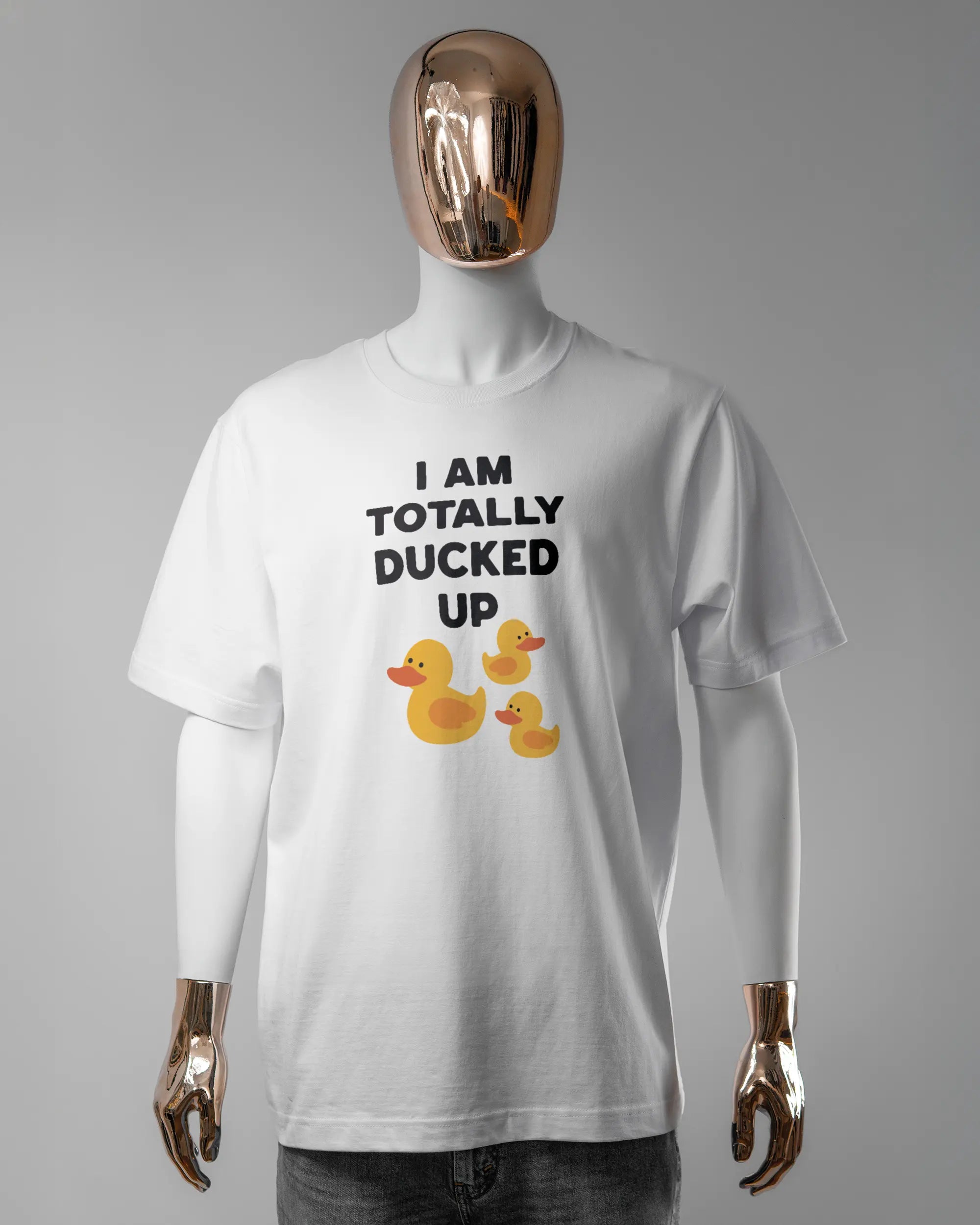 Vorderseite des Organic Unisex T-Shirt Heavy Oversized von Maondo mit dem Design Ducked Up in der Farbe White und in der Größe L getragen von einer maskulinen Puppe