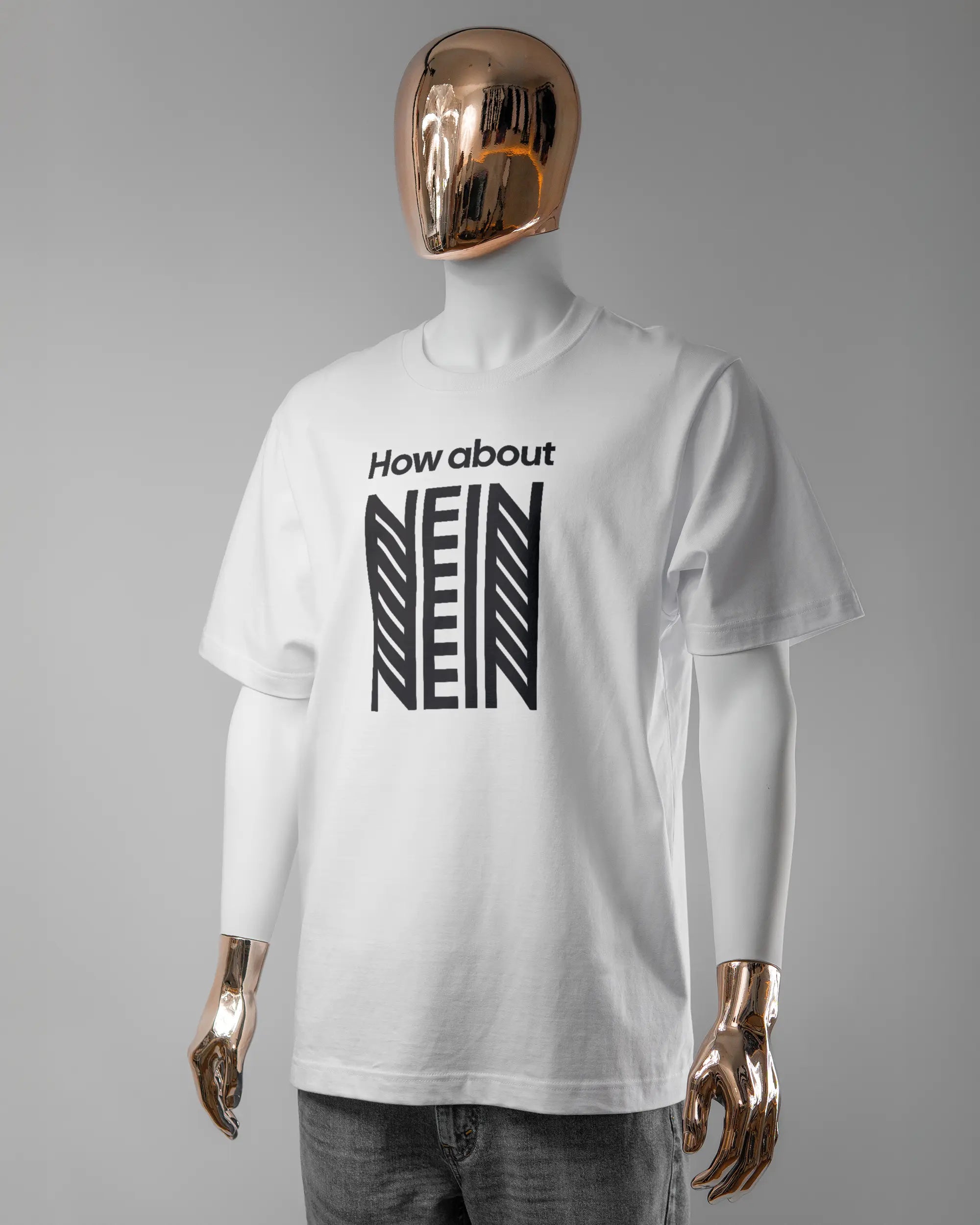 Vorderseite des Organic Unisex T-Shirt Heavy Oversized von Maondo mit dem Design How about nein in der Farbe White und in der Größe L getragen von einer maskulinen Puppe
