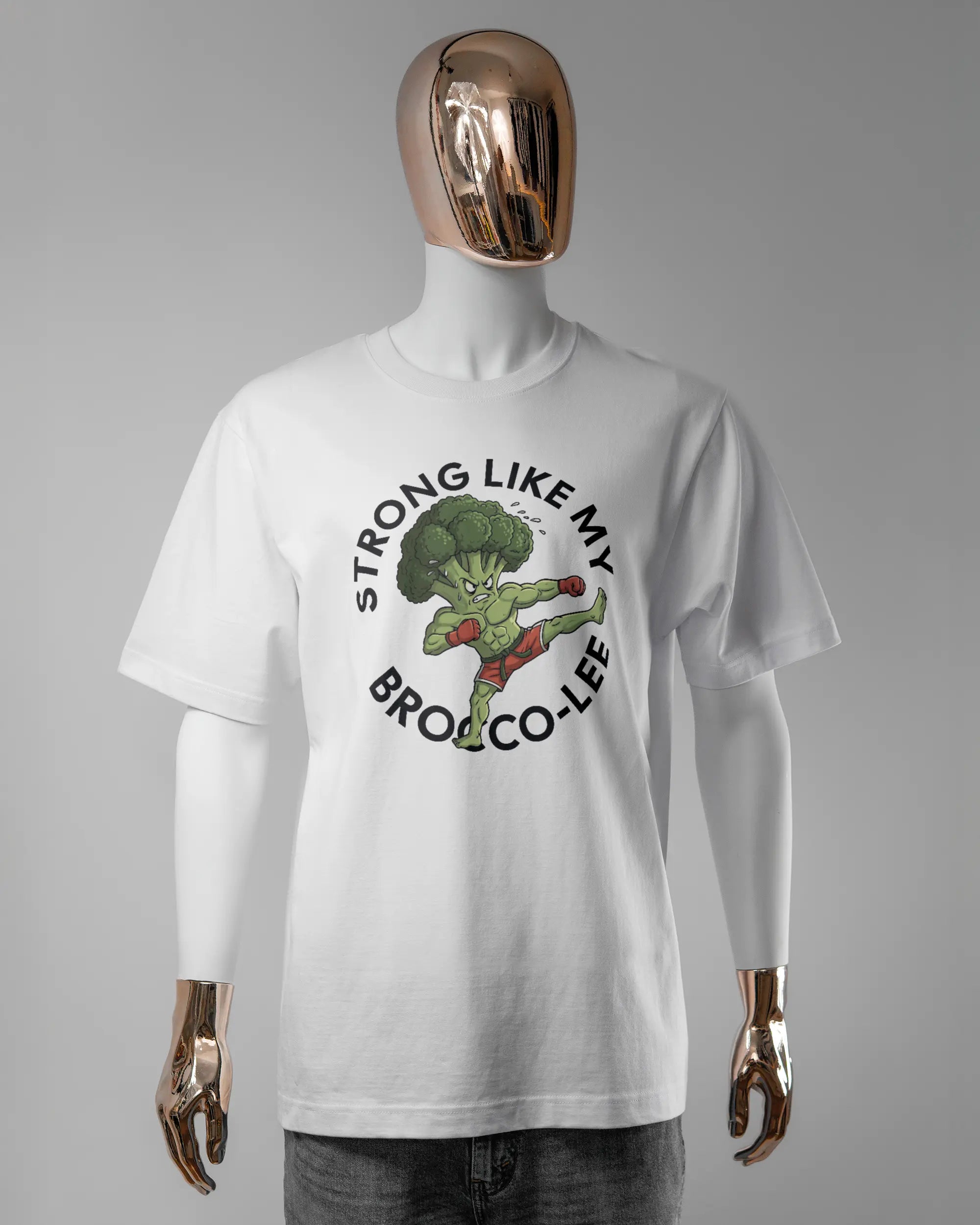 Vorderseite des Organic Unisex T-Shirt Heavy Oversized von Maondo mit dem Design Brocco-Lee in der Farbe White und in der Größe L getragen von einer maskulinen Puppe