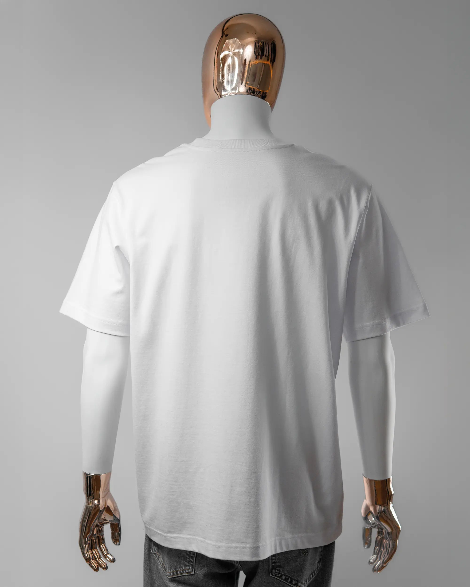 Rückseite des Organic Unisex T-Shirt Heavy Oversized von Maondo ohne Motiv in der Farbe White und in der Größe L getragen von einer maskulinen Puppe