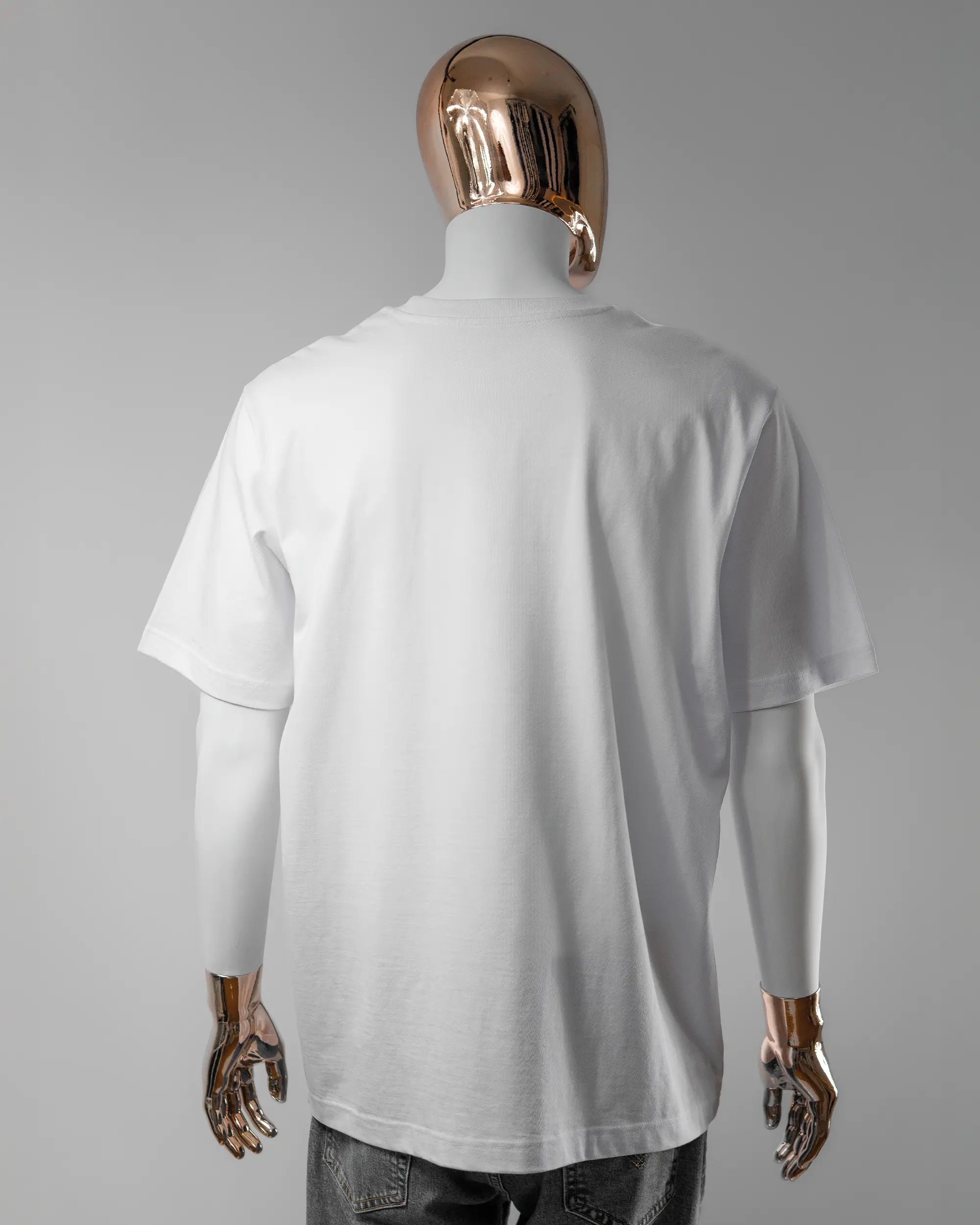 Rückseite des Organic Unisex T-Shirt Heavy Oversized von Maondo ohne Motiv in der Farbe White und in der Größe L getragen von einer maskulinen Puppe