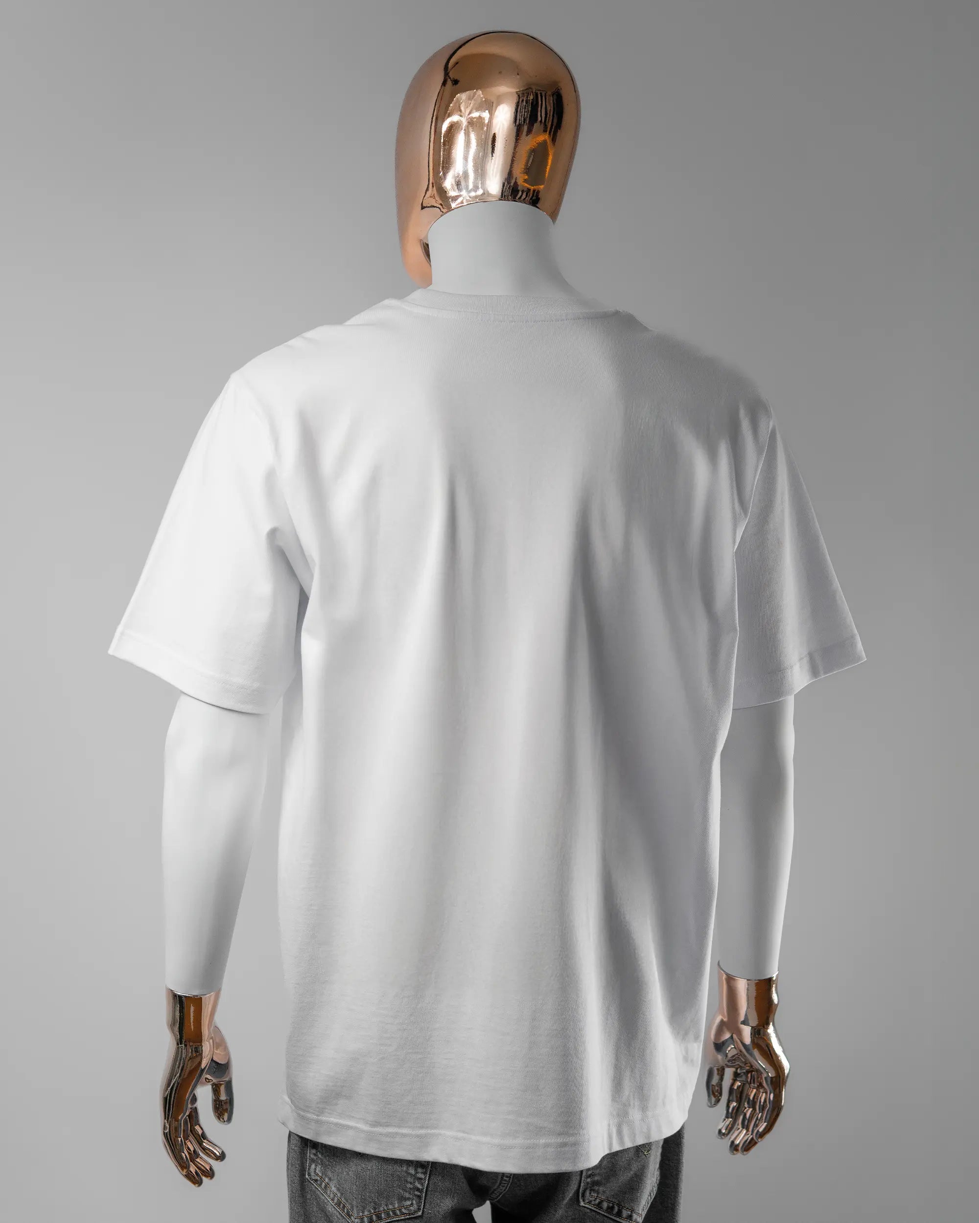 Rückseite des Organic Unisex T-Shirt Heavy Oversized von Maondo ohne Motiv in der Farbe White und in der Größe L getragen von einer maskulinen Puppe