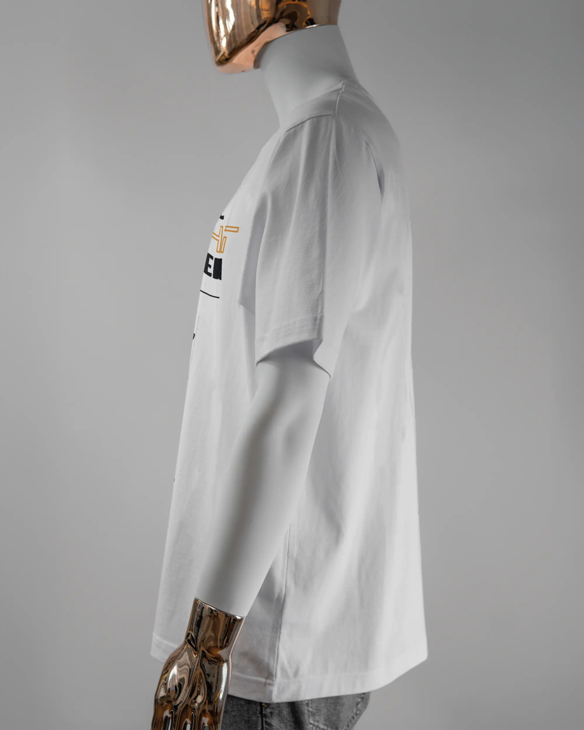 Seitenansicht des Organic Unisex T-Shirt Heavy Oversized von Maondo mit dem Design Tracht mit dir vorne in der Farbe White und in der Größe L getragen von einer maskulinen Puppe
