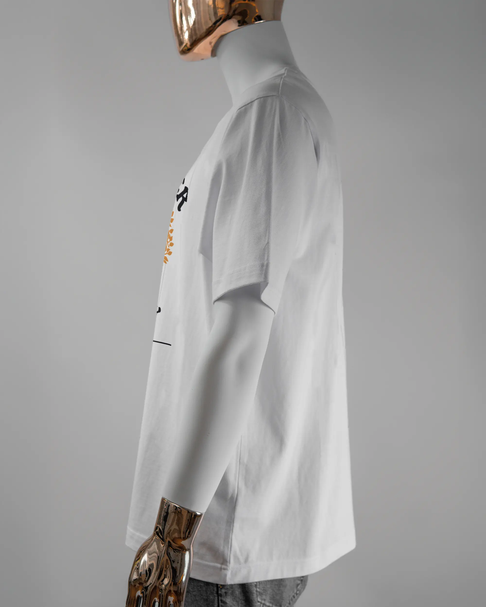 Seitenansicht des Organic Unisex T-Shirt Heavy Oversized von Maondo mit dem Design We are one vorne in der Farbe White und in der Größe L getragen von einer maskulinen Puppe