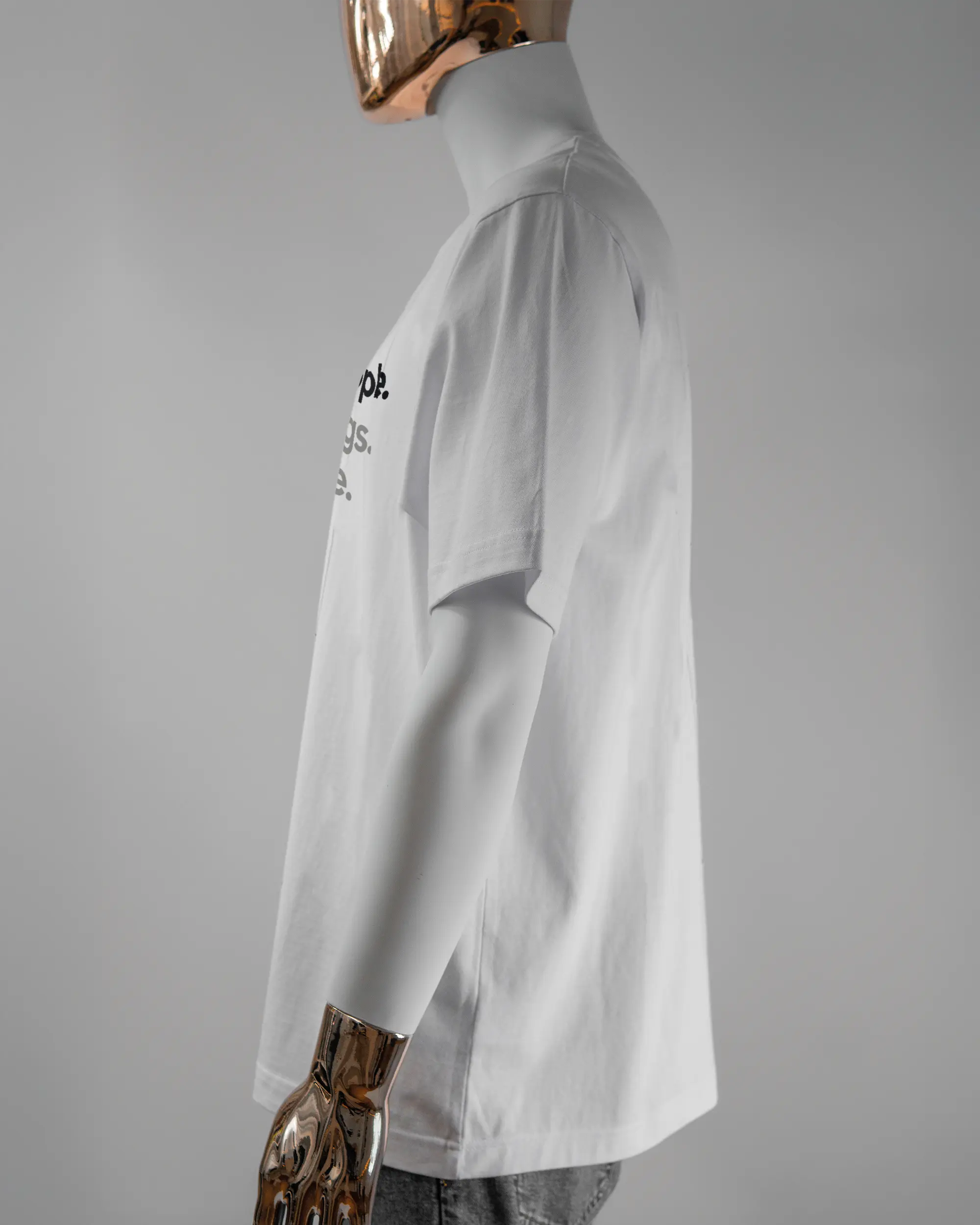 Seitenansicht des Organic Unisex T-Shirt Heavy Oversized von Maondo mit dem Design Morning Person vorne in der Farbe White und in der Größe L getragen von einer maskulinen Puppe