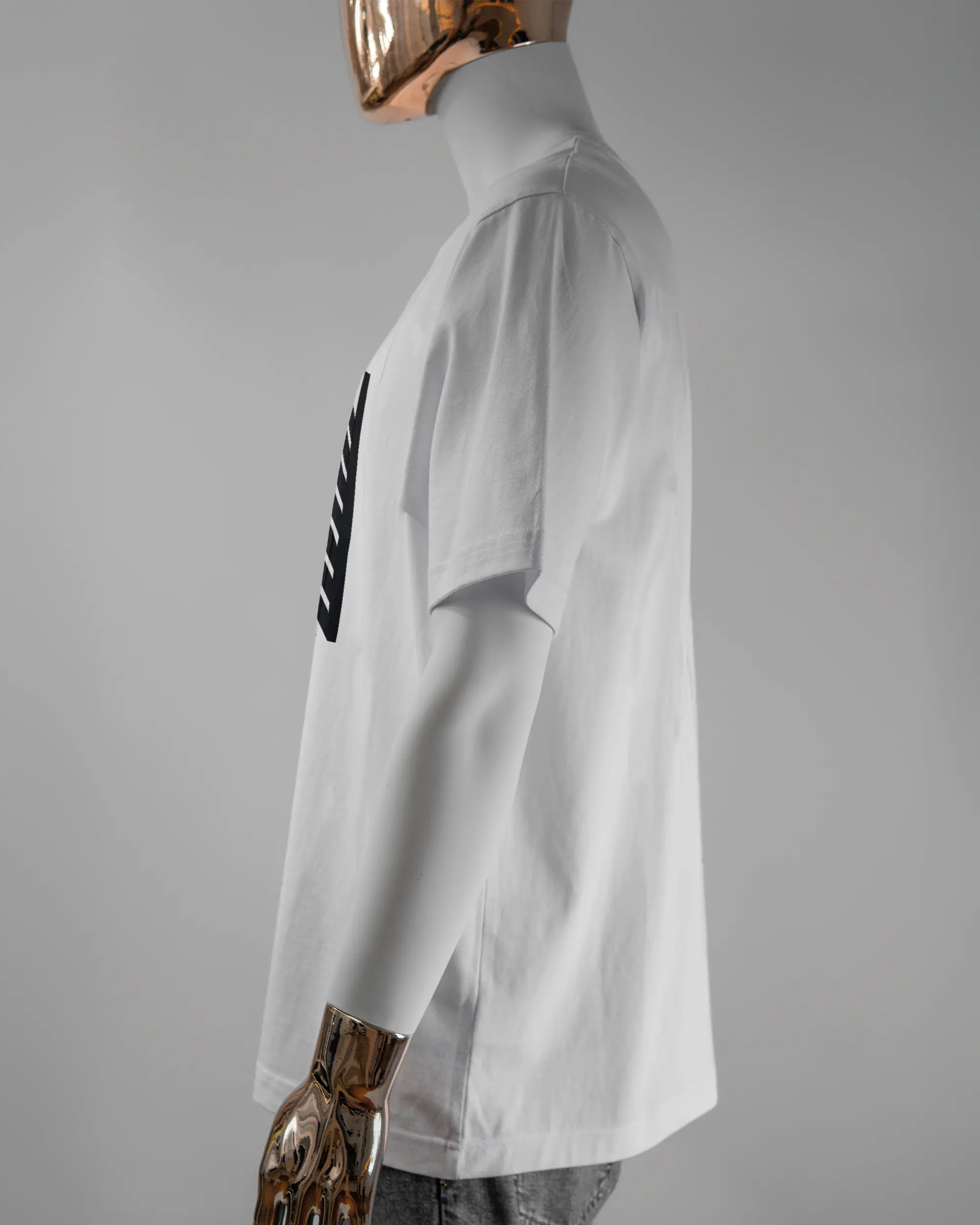 Seitenansicht des Organic Unisex T-Shirt Heavy Oversized von Maondo mit dem Design How about nein vorne in der Farbe White und in der Größe L getragen von einer maskulinen Puppe