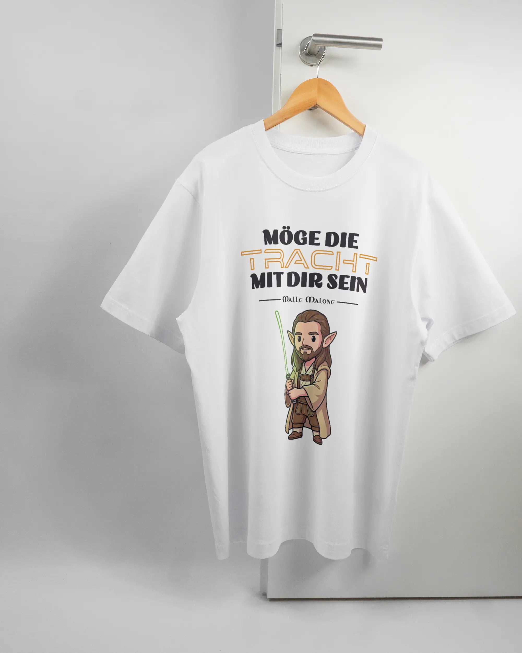 Vorderseite des Organic Unisex T-Shirt Heavy Oversized von Maondo mit dem Design Tracht mit dir in der Farbe White und in der Größe L auf einem Bügel an der Türklinke aufgehängt