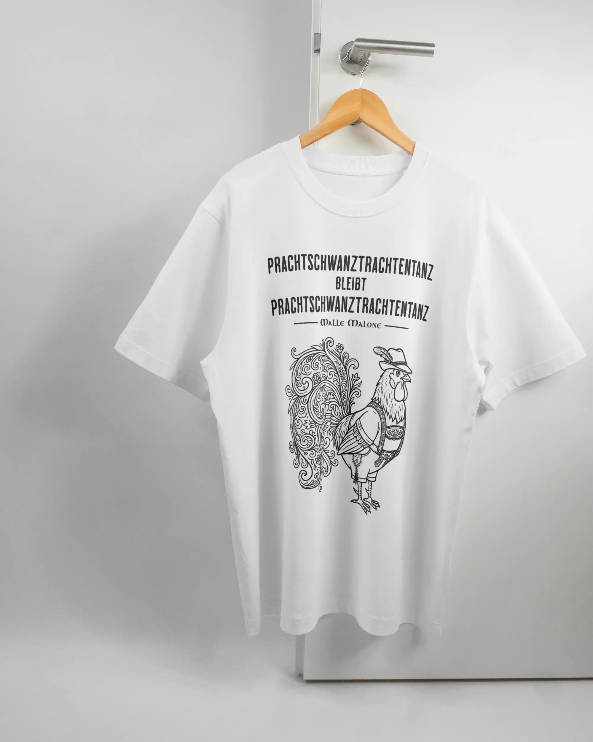 Vorderseite des Organic Unisex T-Shirt Heavy Oversized von Maondo mit dem Design Trachtentanz in der Farbe White und in der Größe L auf einem Bügel an der Türklinke aufgehängt