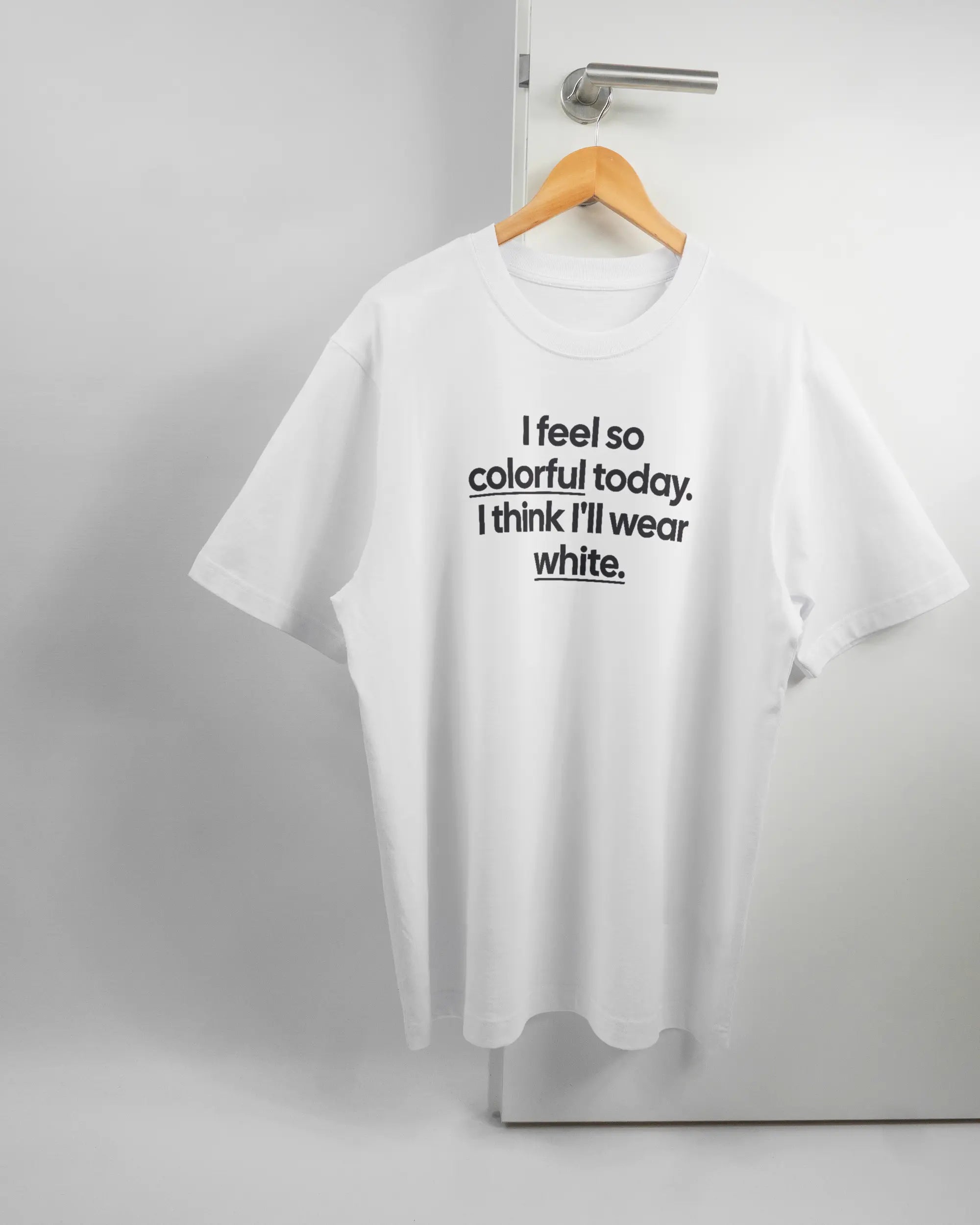 Vorderseite des Organic Unisex T-Shirt Heavy Oversized von Maondo mit dem Design Colorful Day in der Farbe White und in der Größe L auf einem Bügel an der Türklinke aufgehängt