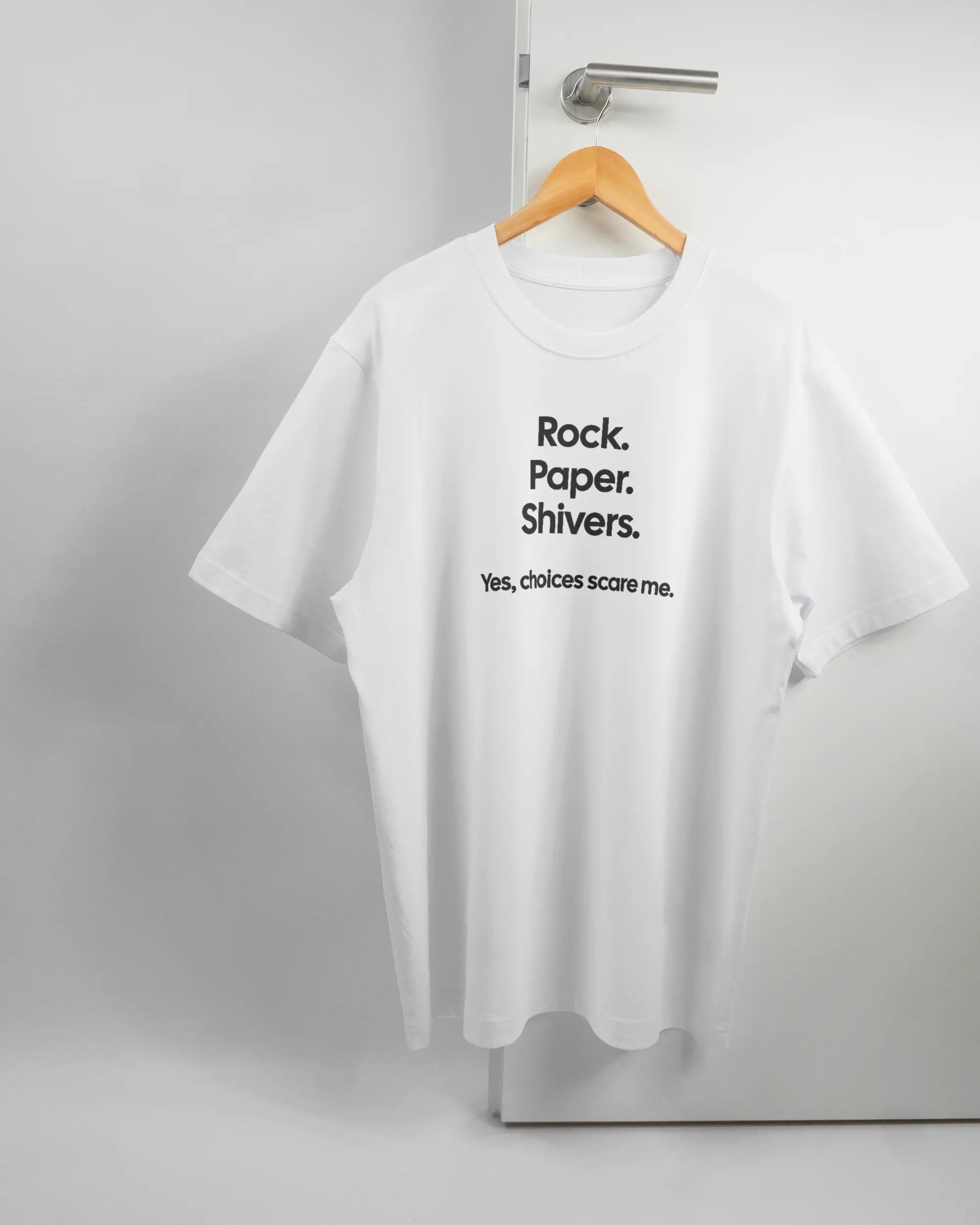 Vorderseite des Organic Unisex T-Shirt Heavy Oversized von Maondo mit dem Design Rock Paper Shivers in der Farbe White und in der Größe L auf einem Bügel an der Türklinke aufgehängt