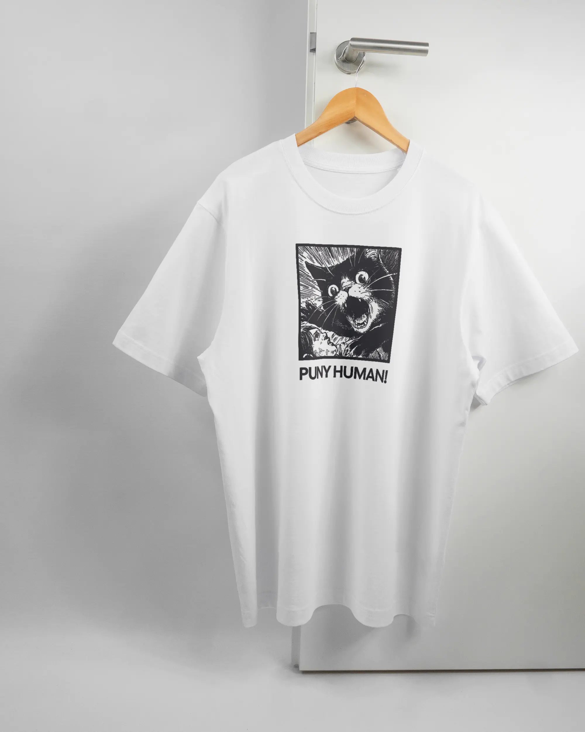 Vorderseite des Organic Unisex T-Shirt Heavy Oversized von Maondo mit dem Design Puny Human in der Farbe White und in der Größe L auf einem Bügel an der Türklinke aufgehängt