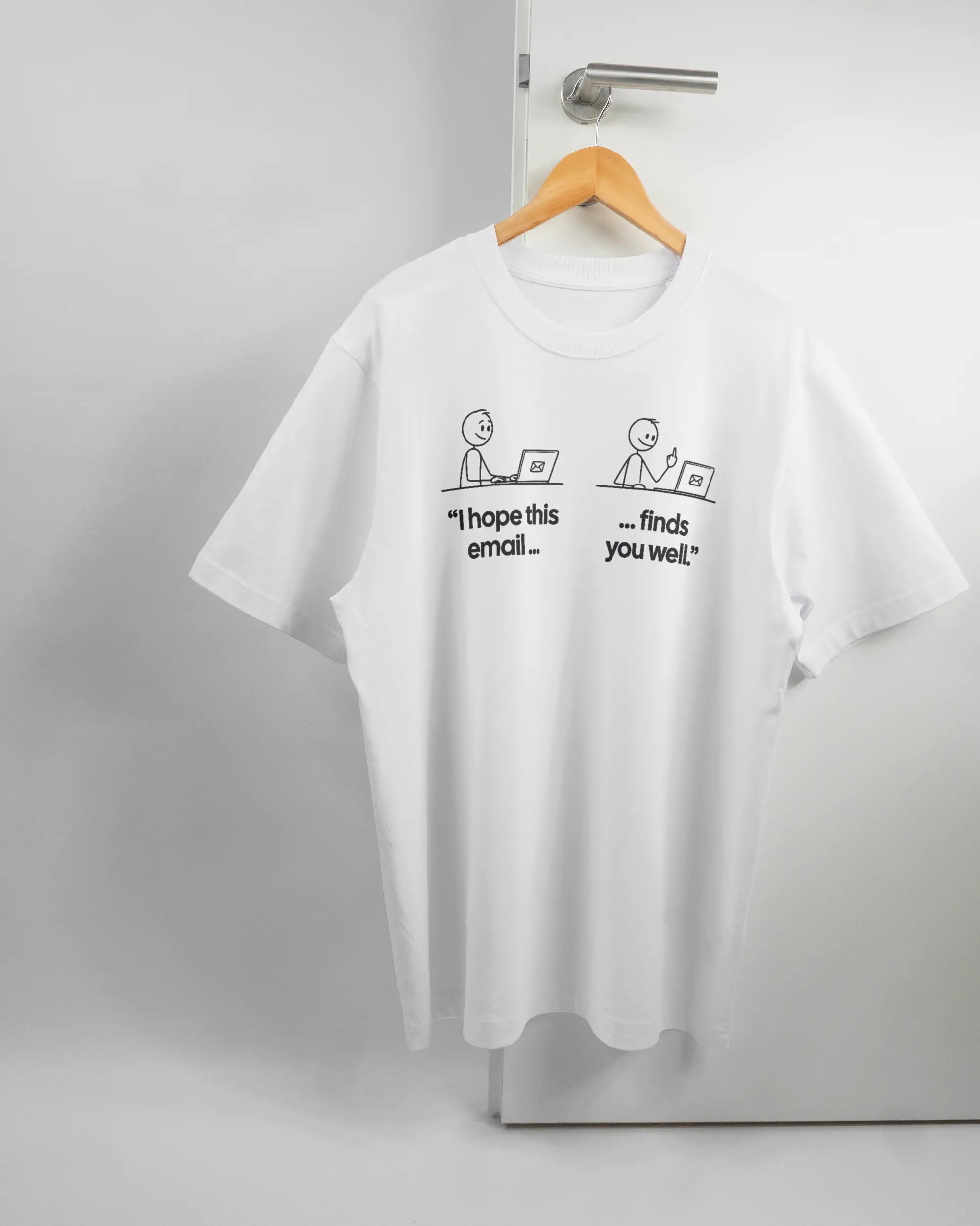 Vorderseite des Organic Unisex T-Shirt Heavy Oversized von Maondo mit dem Design Found me not well in der Farbe White und in der Größe L auf einem Bügel an der Türklinke aufgehängt