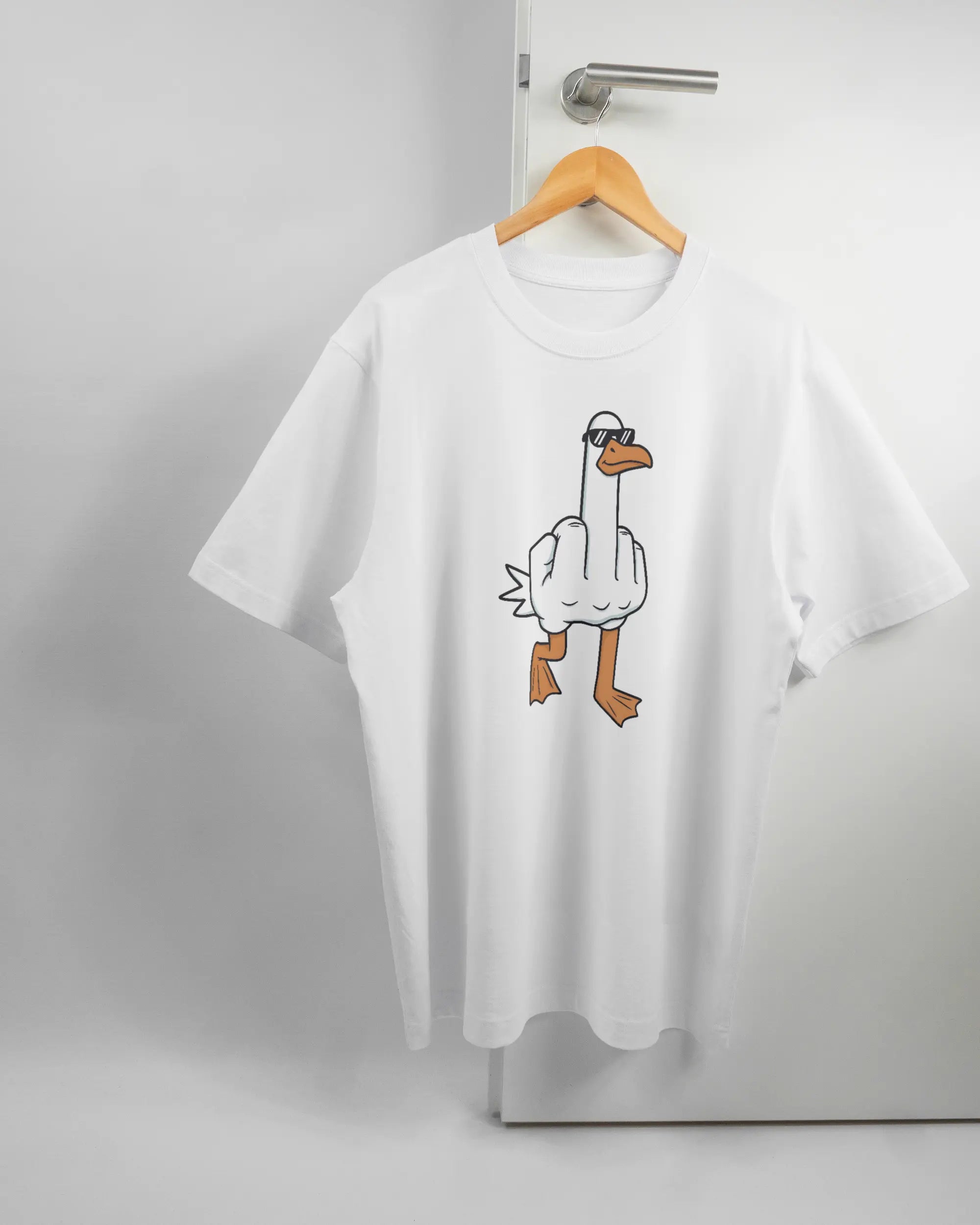 Vorderseite des Organic Unisex T-Shirt Heavy Oversized von Maondo mit dem Design I give a duck in der Farbe White und in der Größe L auf einem Bügel an der Türklinke aufgehängt