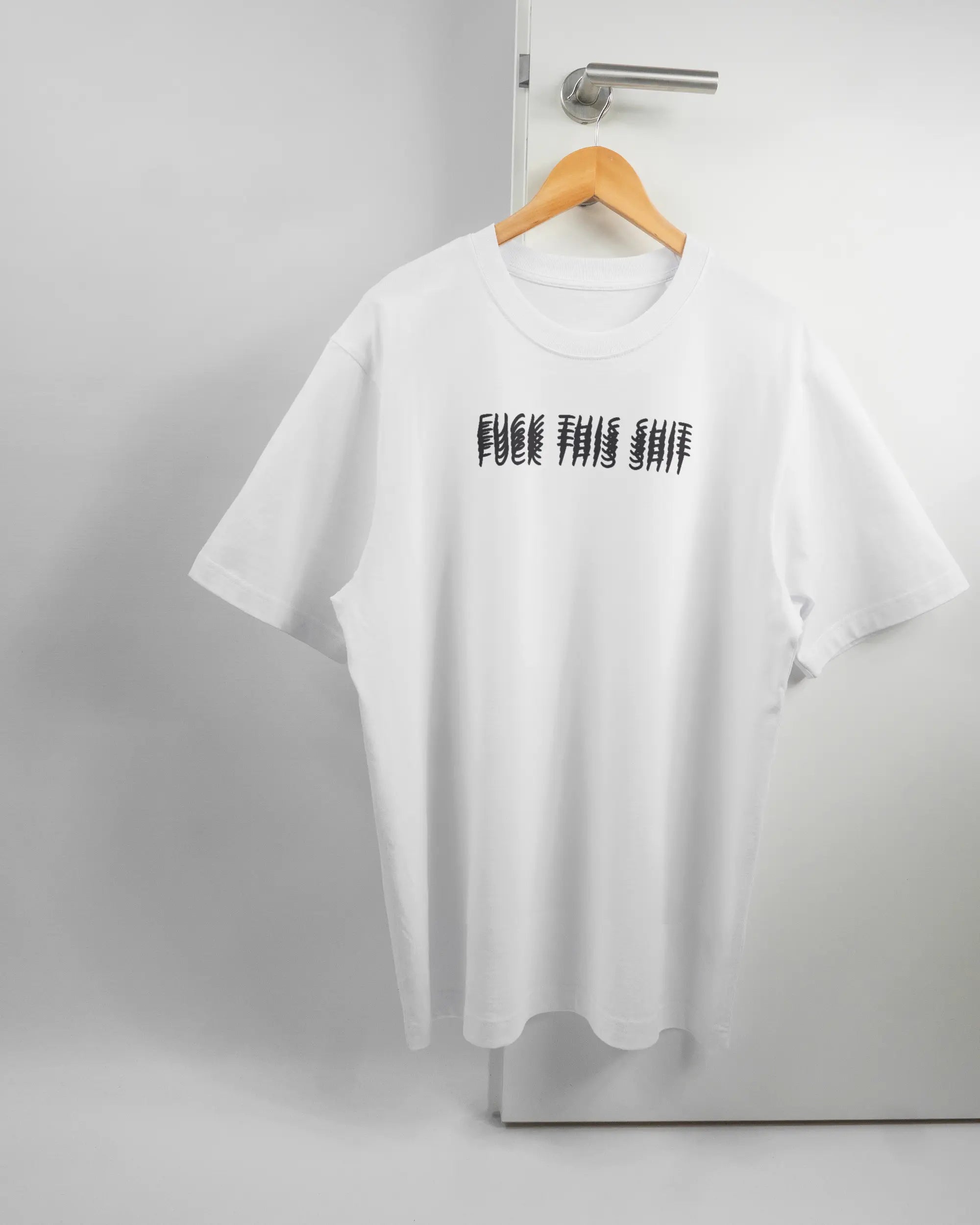 Vorderseite des Organic Unisex T-Shirt Heavy Oversized von Maondo mit dem Design Hidden Message in der Farbe White und in der Größe L auf einem Bügel an der Türklinke aufgehängt